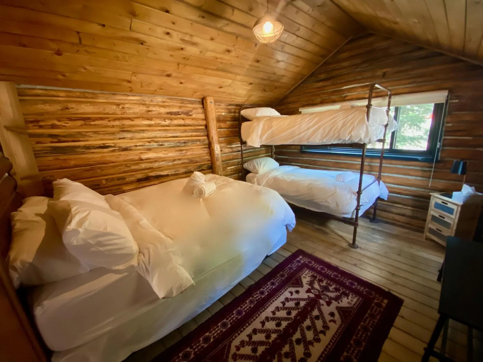 Bedroom, Bed in Chute Lake Lodge
