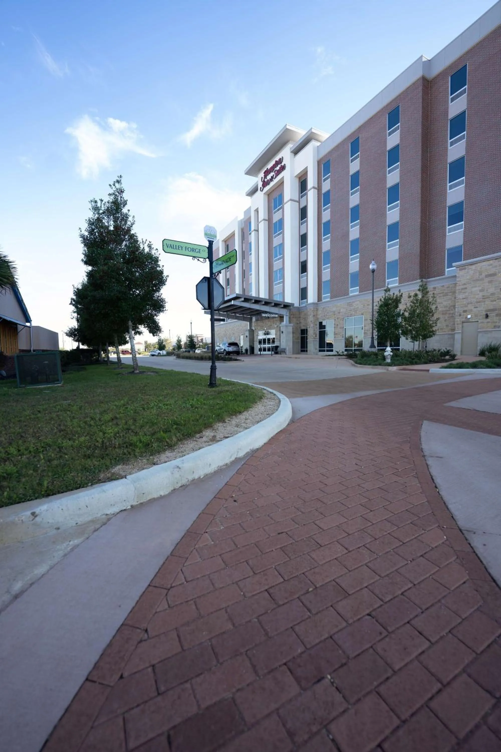 Property building in Hampton Inn & Suites Houston Sugar Land, Tx