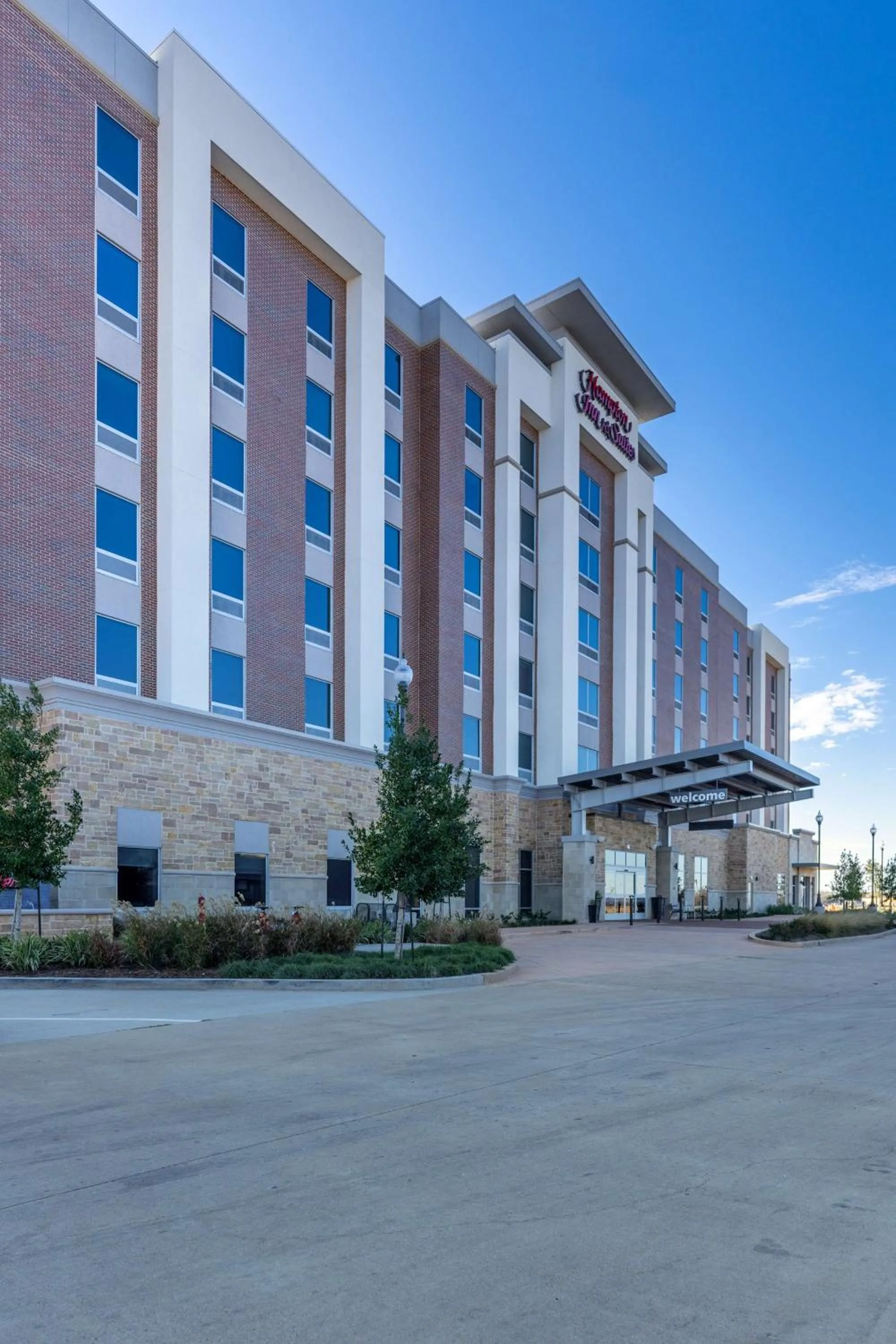 Property building in Hampton Inn & Suites Houston Sugar Land, Tx