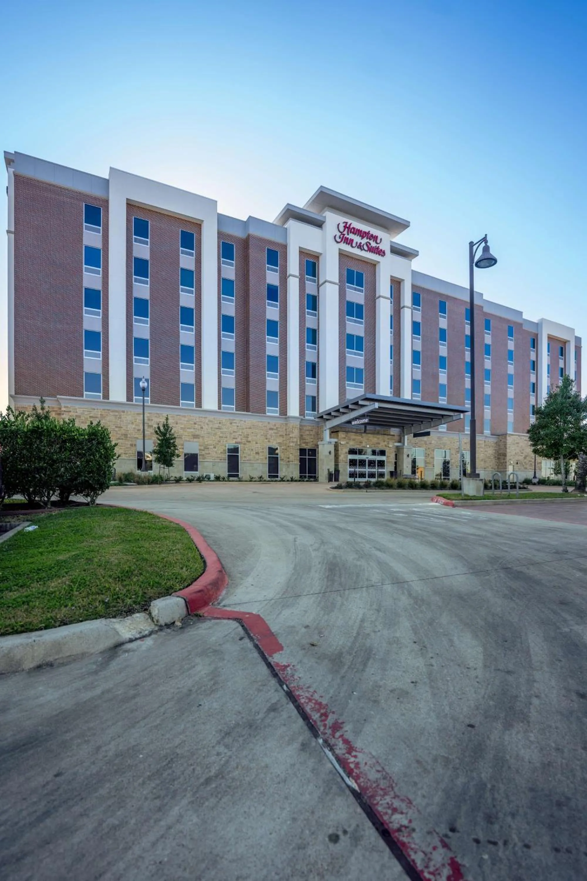 Property building in Hampton Inn & Suites Houston Sugar Land, Tx
