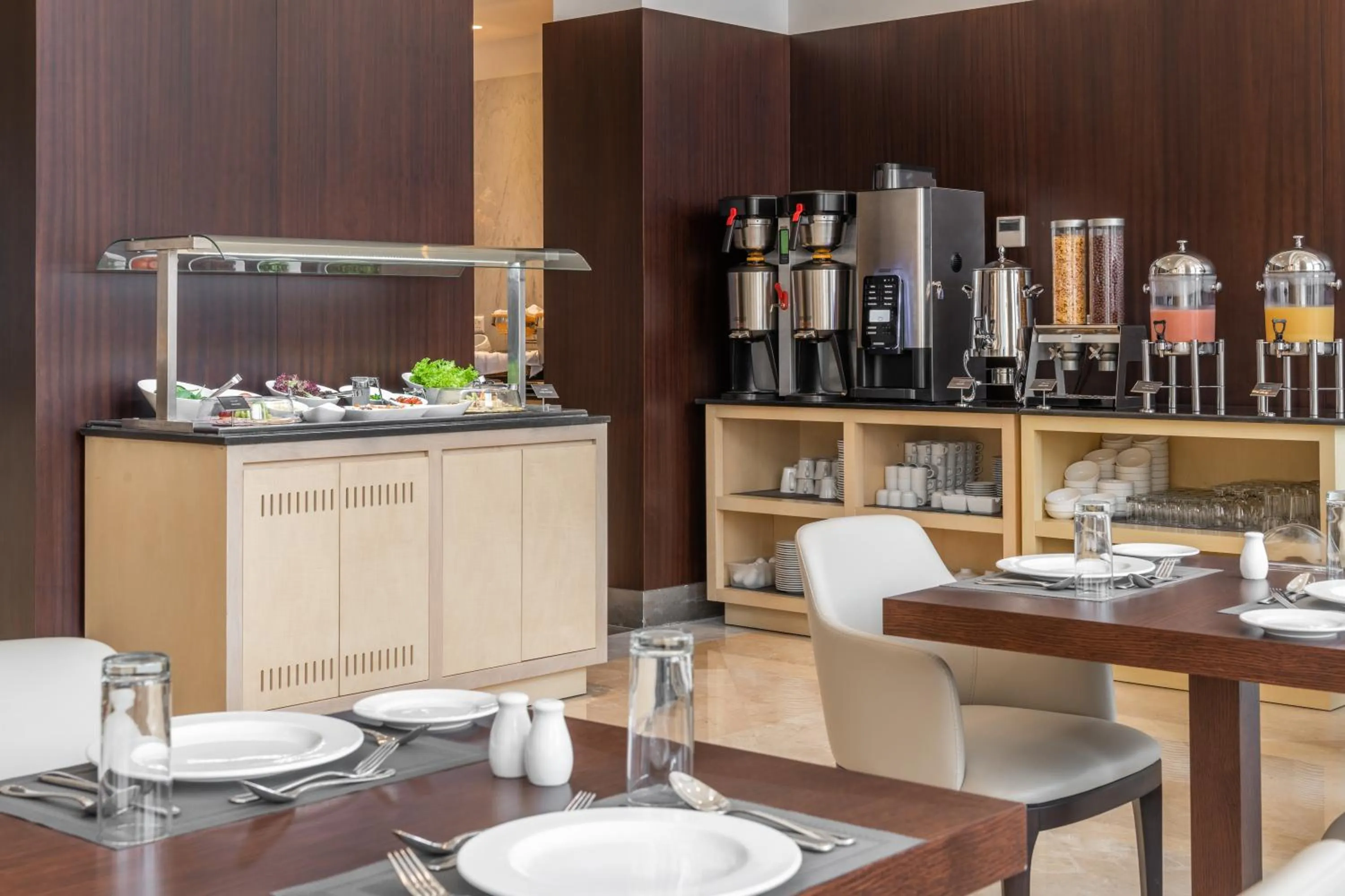 Restaurant/places to eat in Landmark Hotels & Suites - Formerly Qamar Hotel