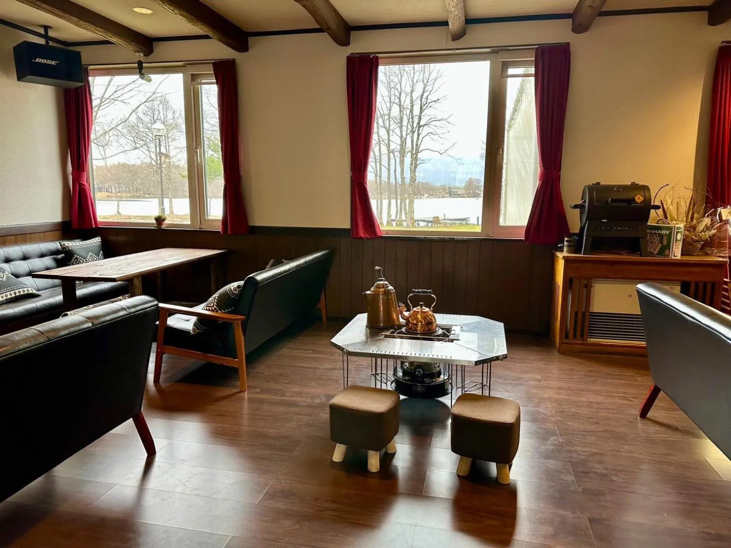 Communal lounge/ TV room in Lakeside Hotels Kuore