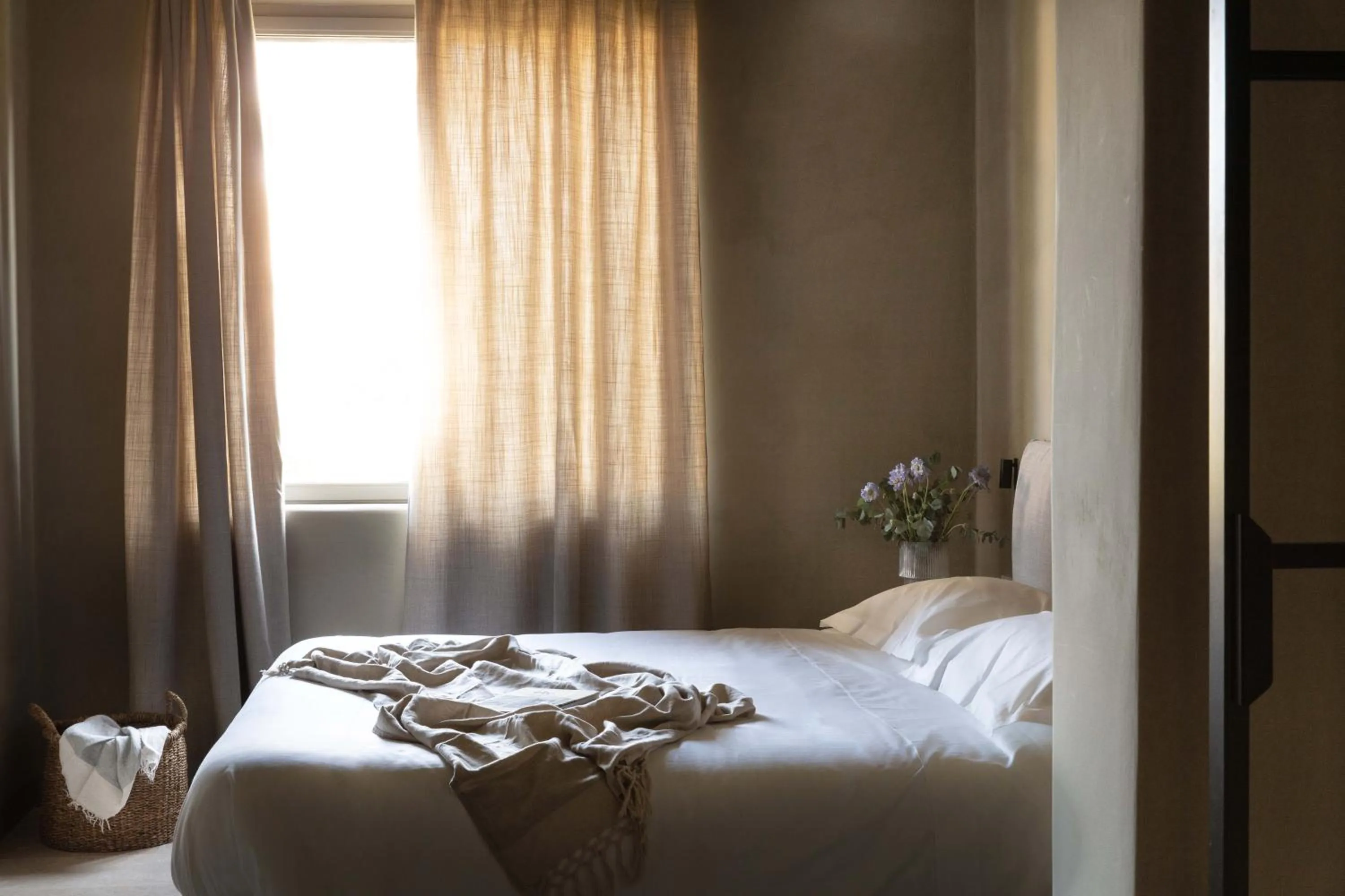 Bed in Laqua by the lake