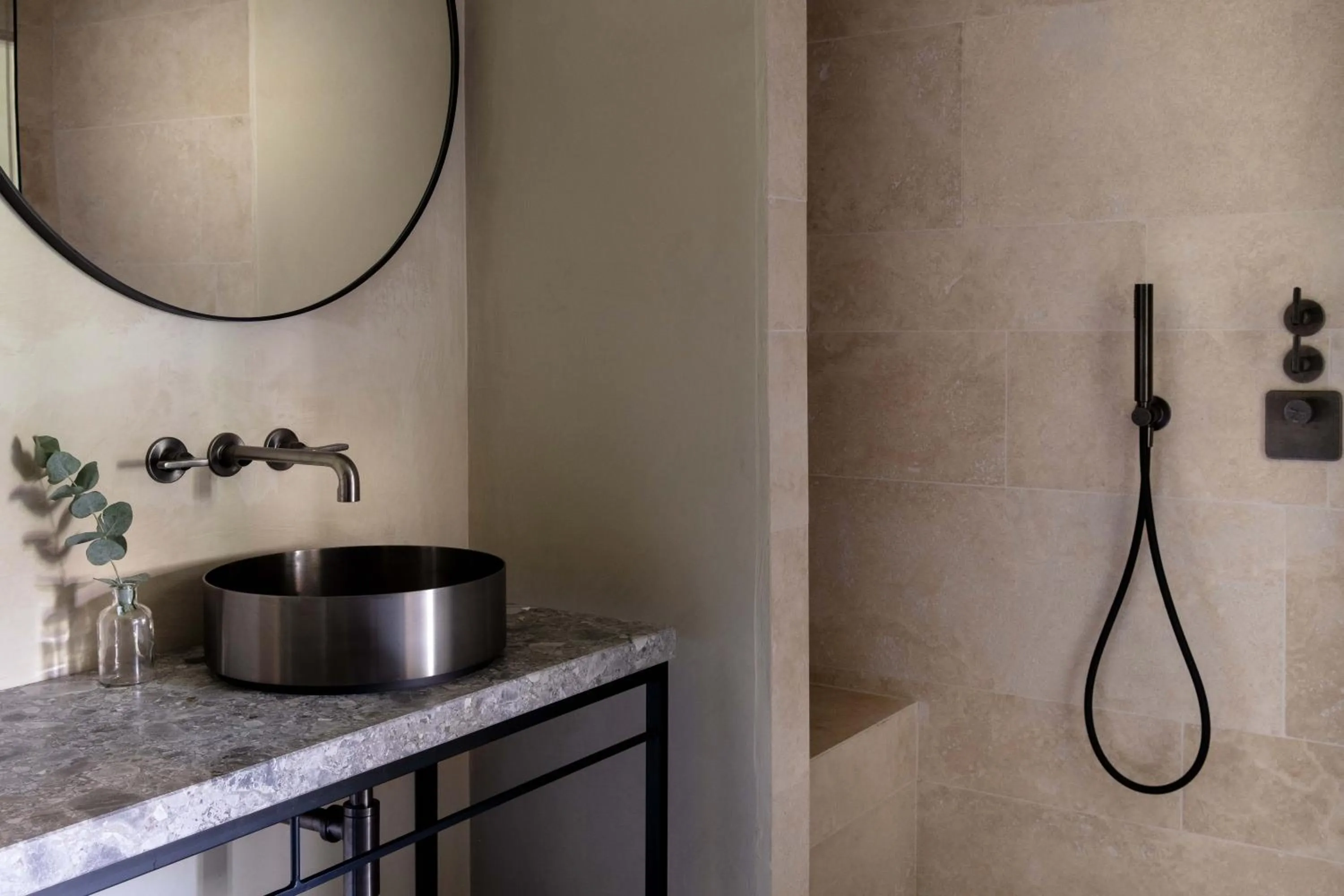 Shower in Laqua by the lake