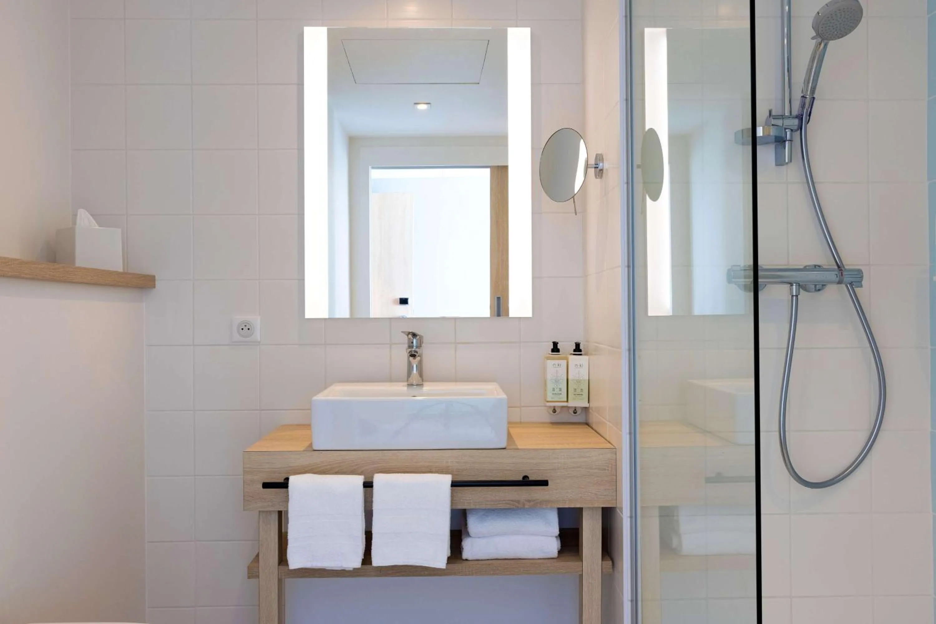 Bathroom in Hampton by Hilton Tours Centre, France