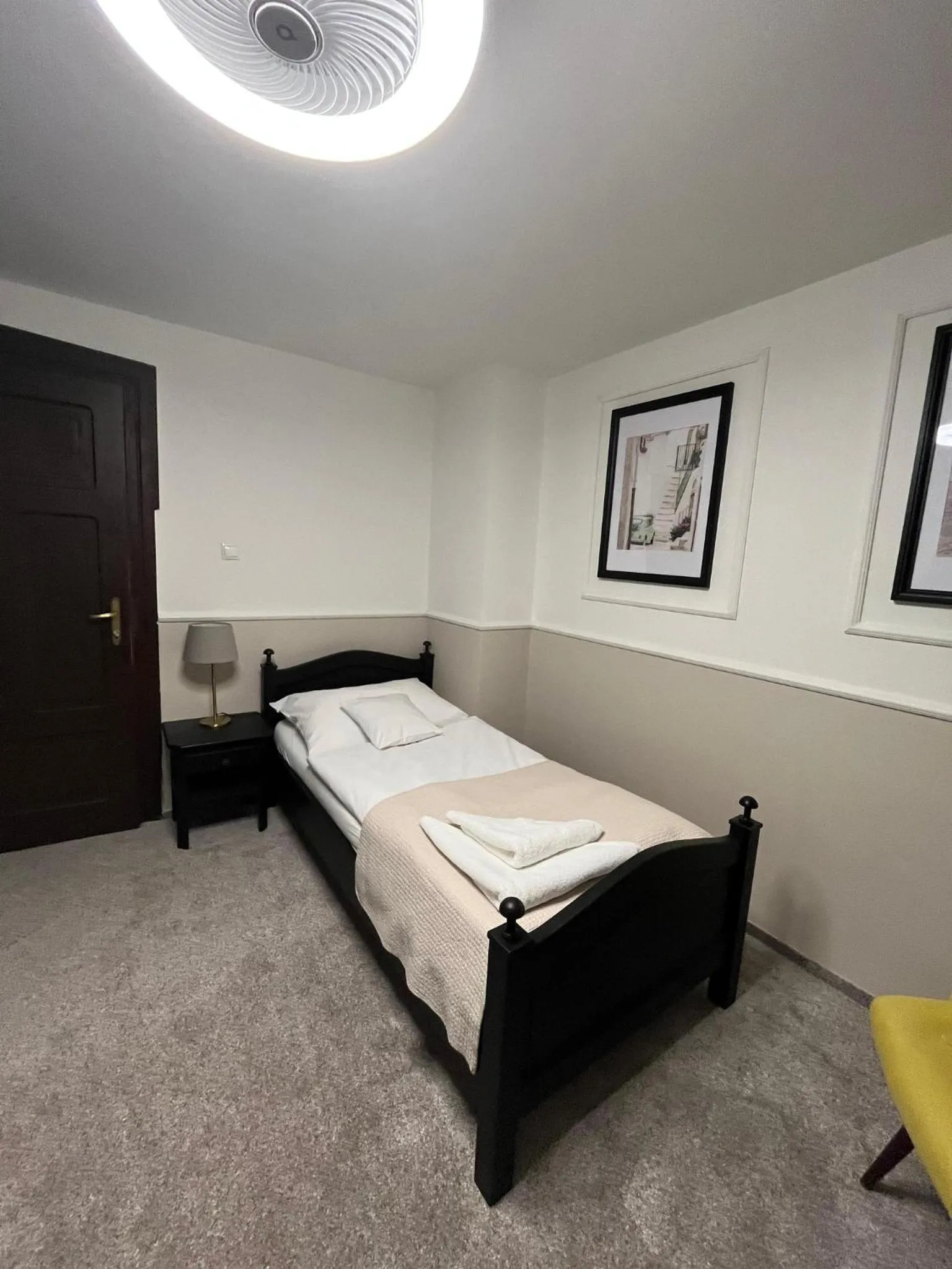 Bed in Hotel Salamander - Garni