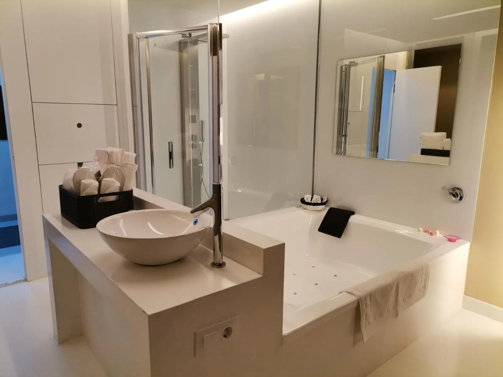 Hot Tub in Motel Latino