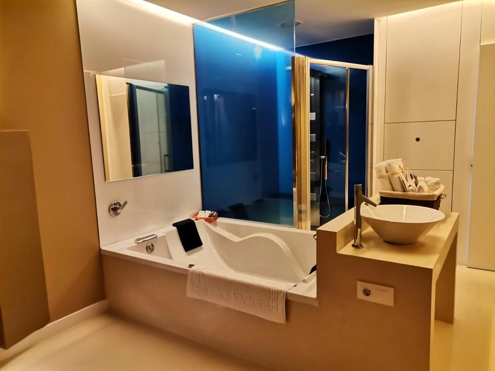 Hot Tub in Motel Latino