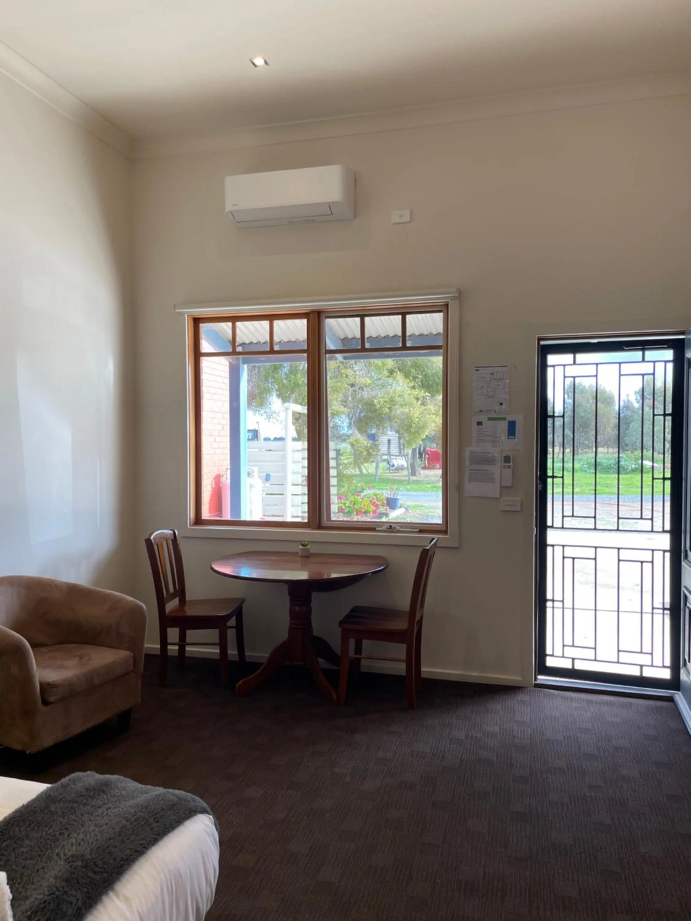 Living room in Falcon Hotel Motel