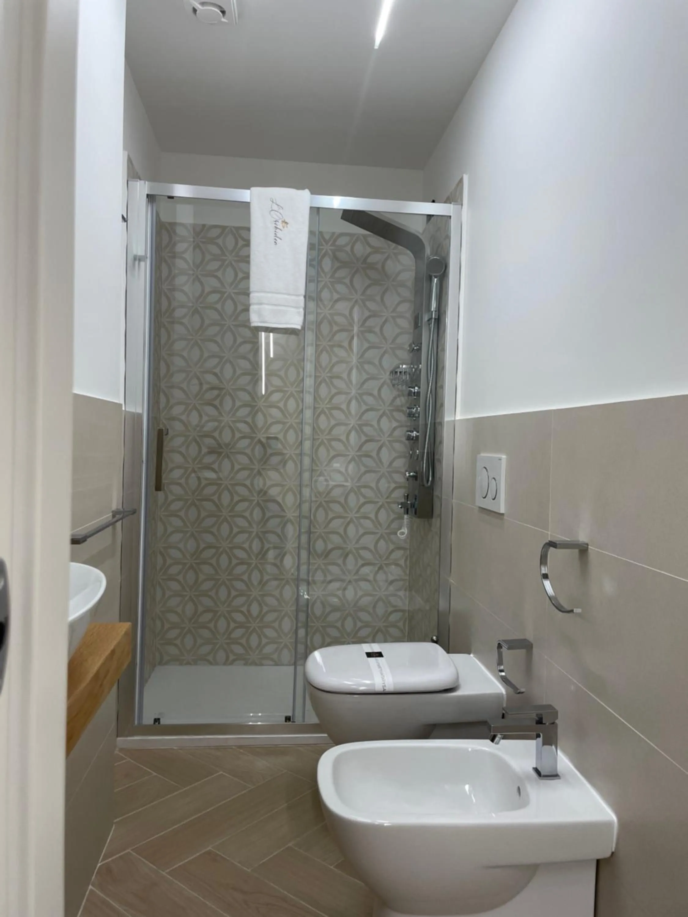 Shower in B&B L'Orchidea