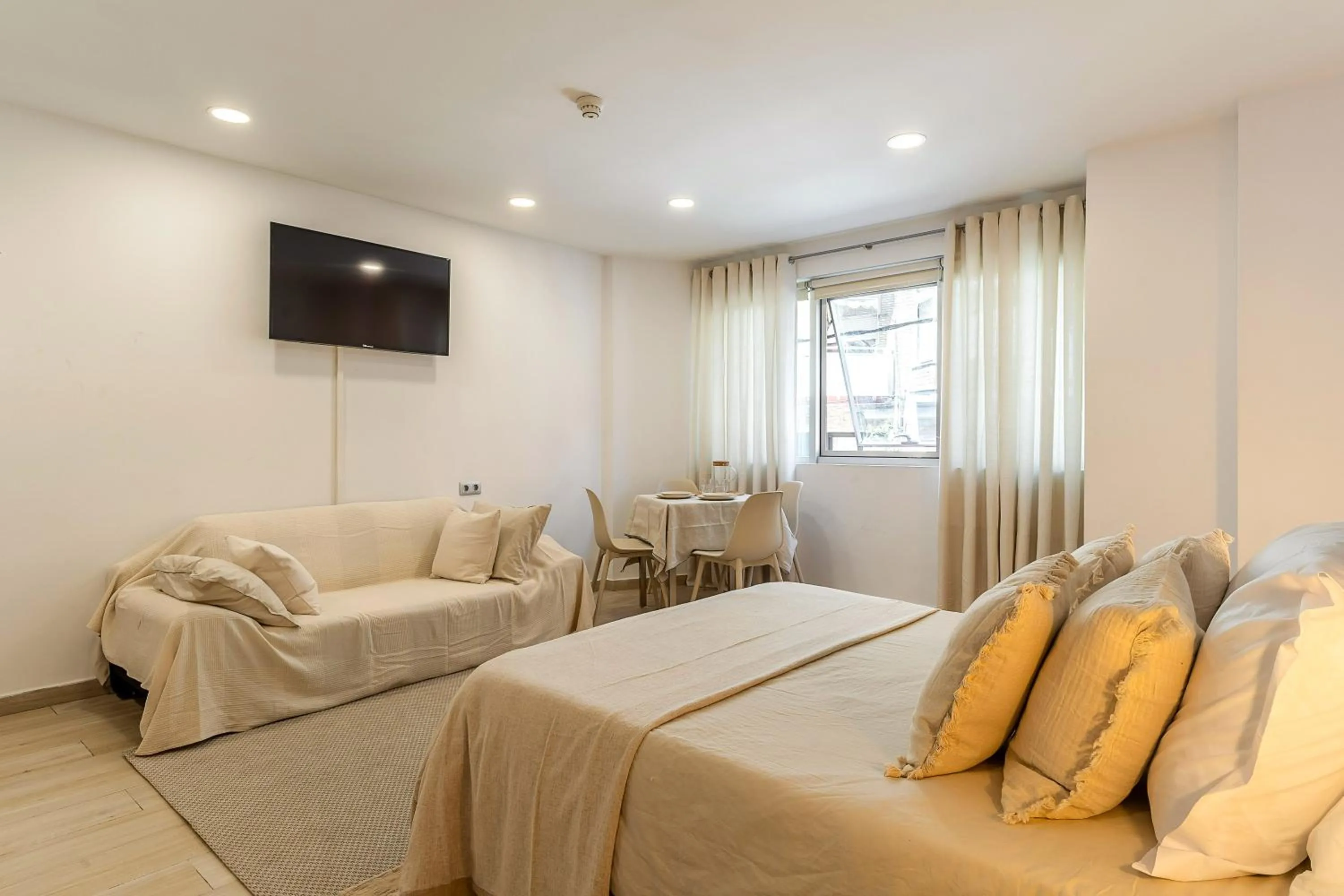 Dining area, Bed in Aparthotel Centric