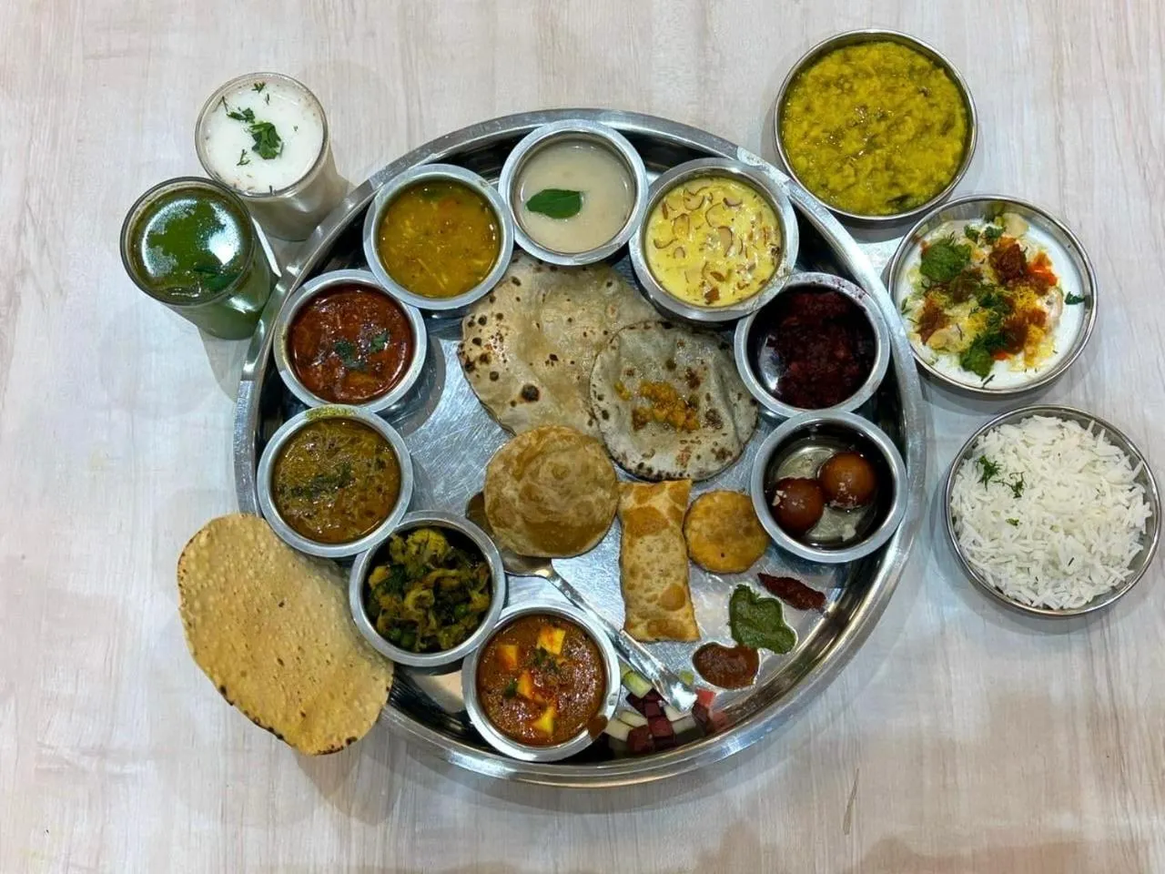 Restaurant/places to eat in Hotel Rajwada Aurangabad