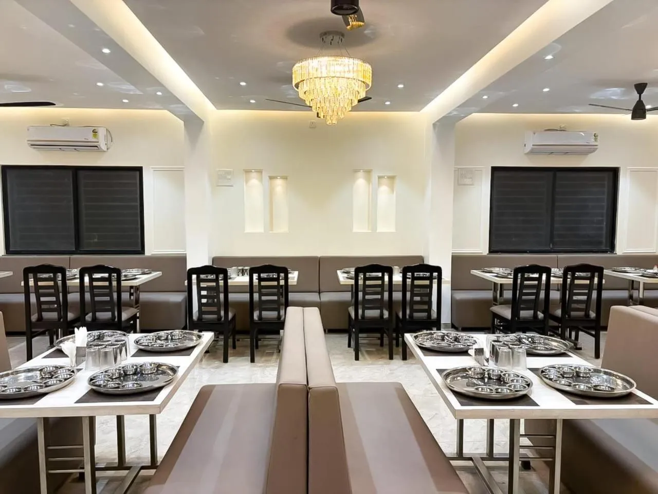 Restaurant/places to eat in Hotel Rajwada Aurangabad