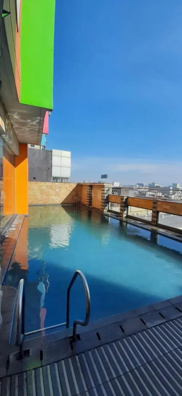 Swimming pool in Hotel Daily Inn Bandung
