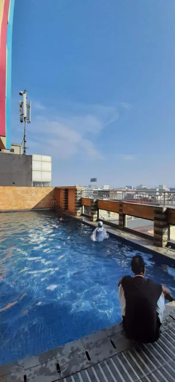 Swimming pool in Hotel Daily Inn Bandung