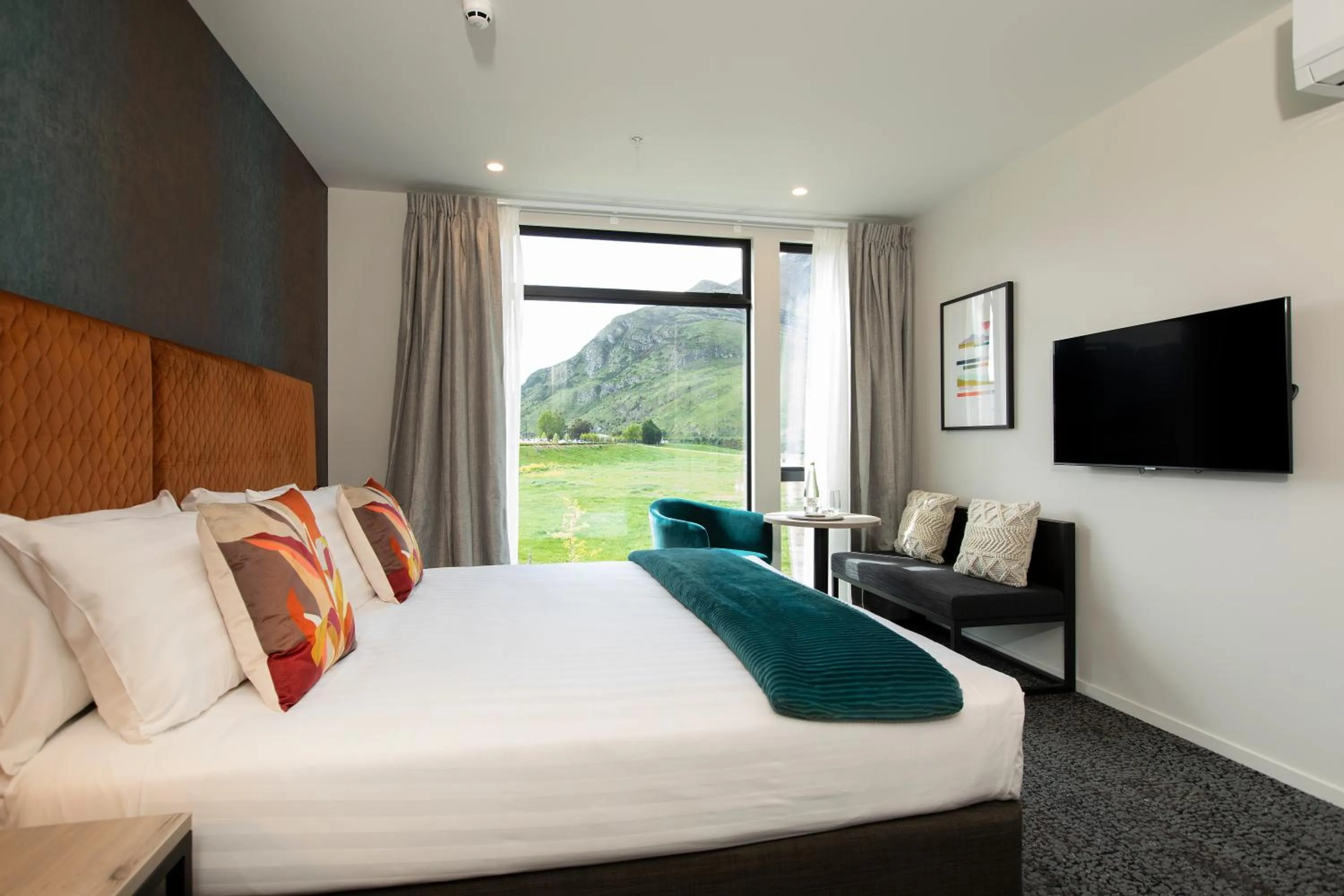 Photo of the whole room, Bed in Quest Queenstown Apartments Remarkables Park