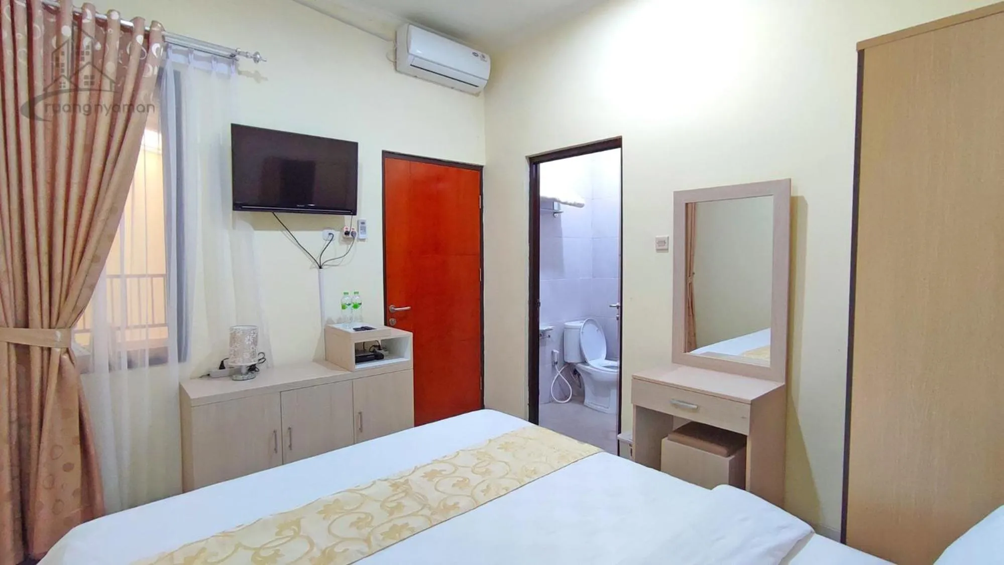 Photo of the whole room, Bed in Atmosfer Guest House Sentul