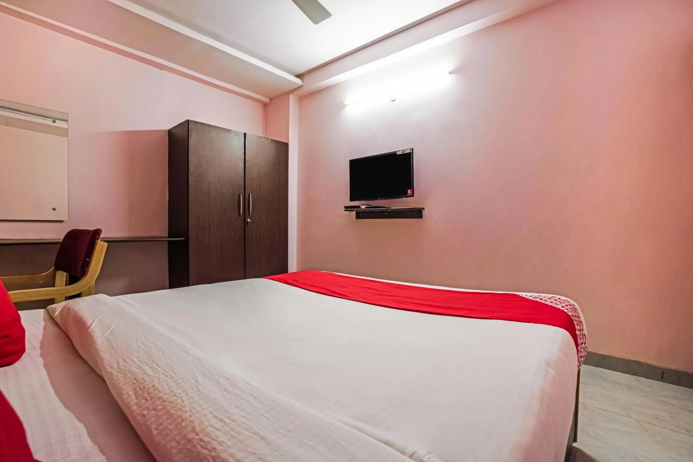 Bedroom, Bed in OYO Mint Leaves Near Alcazar Mall