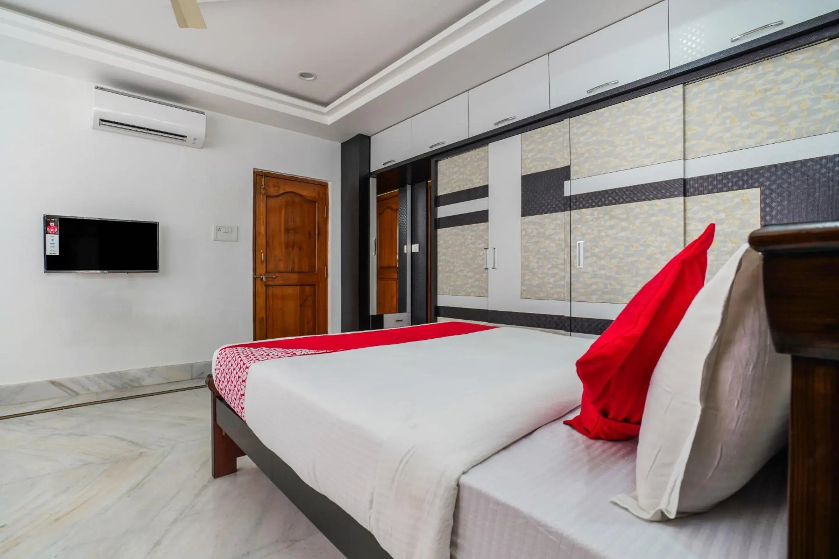 Deluxe Double Room - single occupancy in Hotel O Mint Leaves Near Alcazar Mall Deluxe Double Room - single occupancy in Hotel O Mint Leaves Near Alcazar Mall