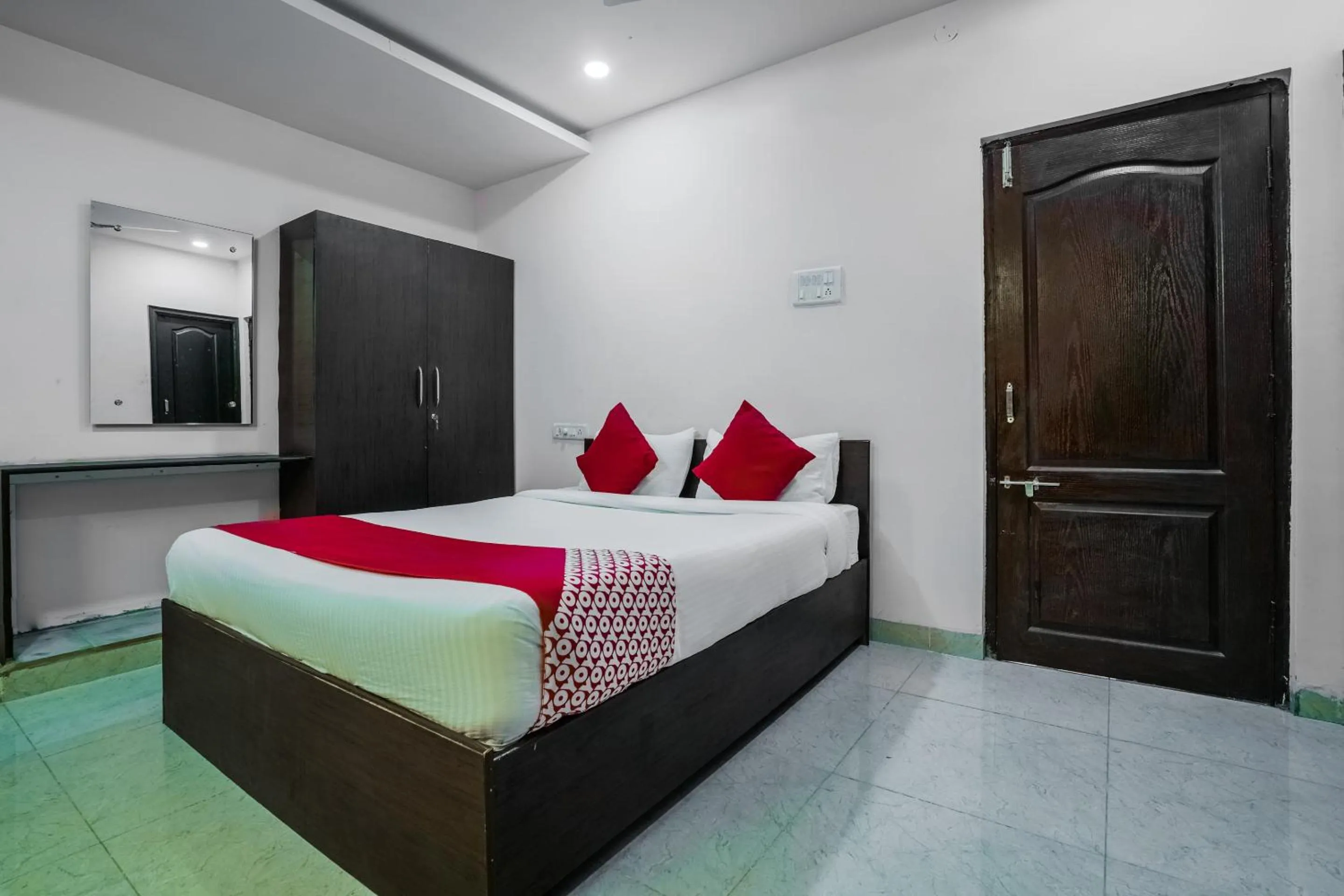 Bedroom, Bed in OYO Mint Leaves Near Alcazar Mall