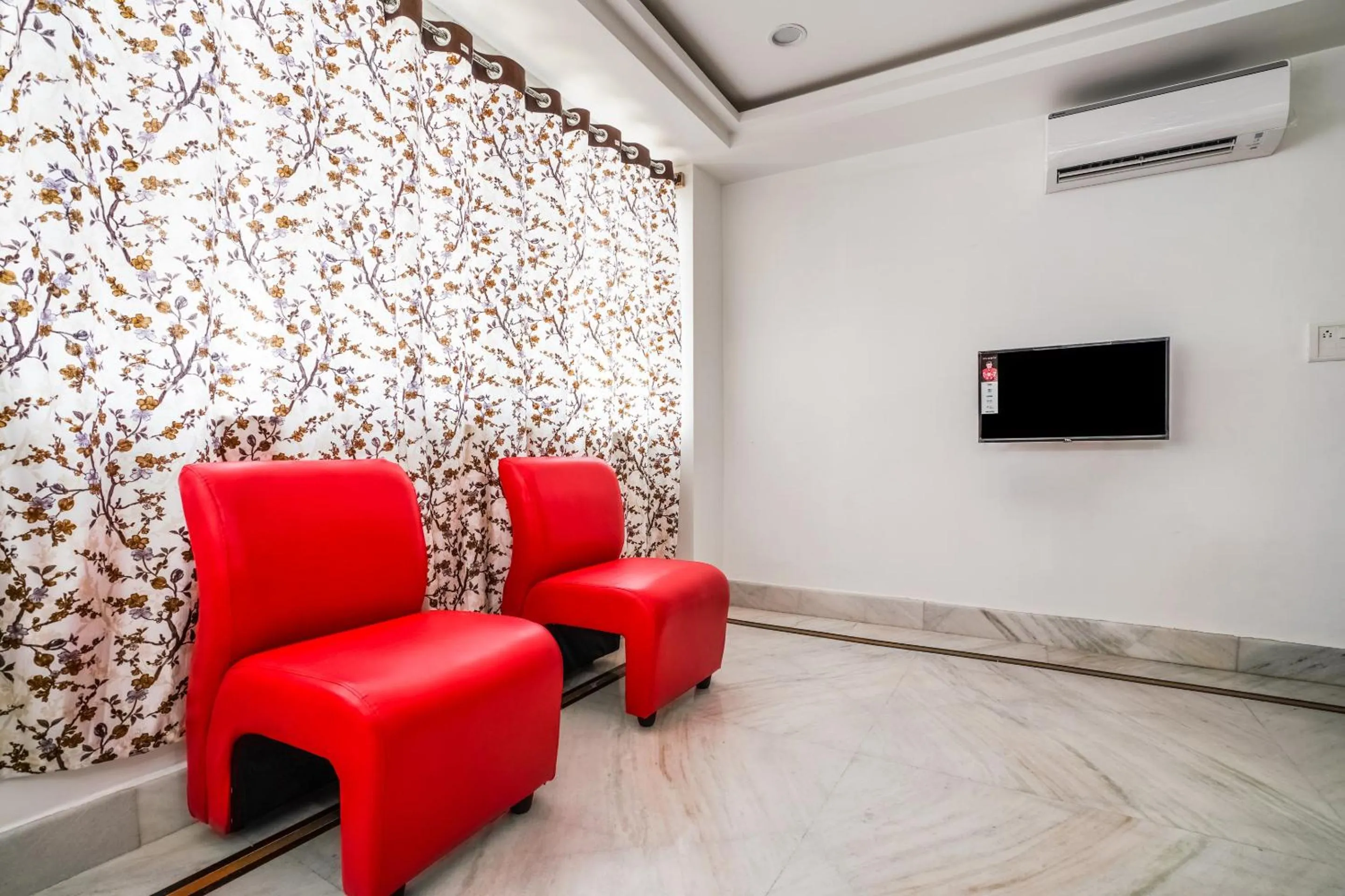 Bedroom in OYO Mint Leaves Near Alcazar Mall