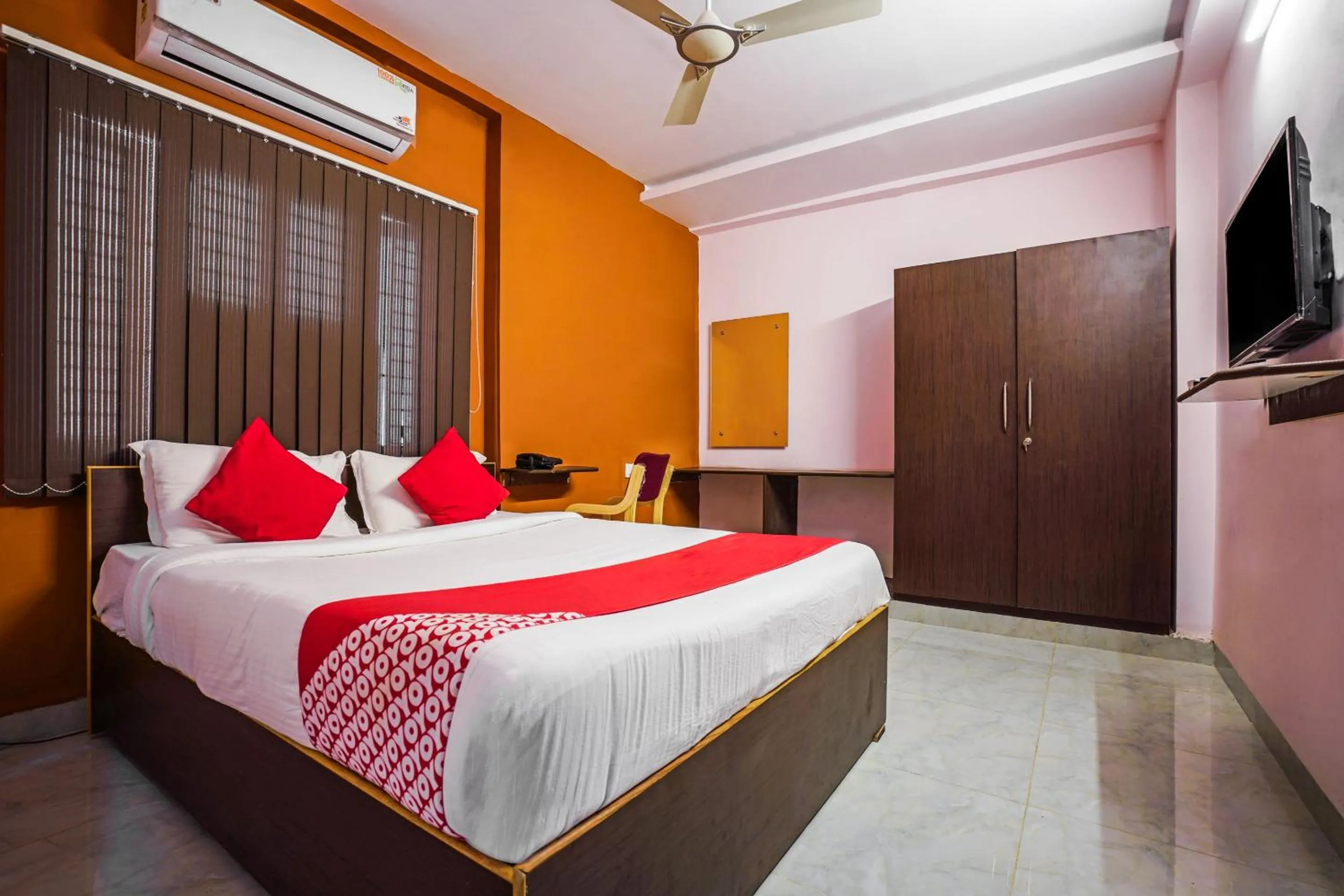 Bedroom, Bed in OYO Mint Leaves Near Alcazar Mall