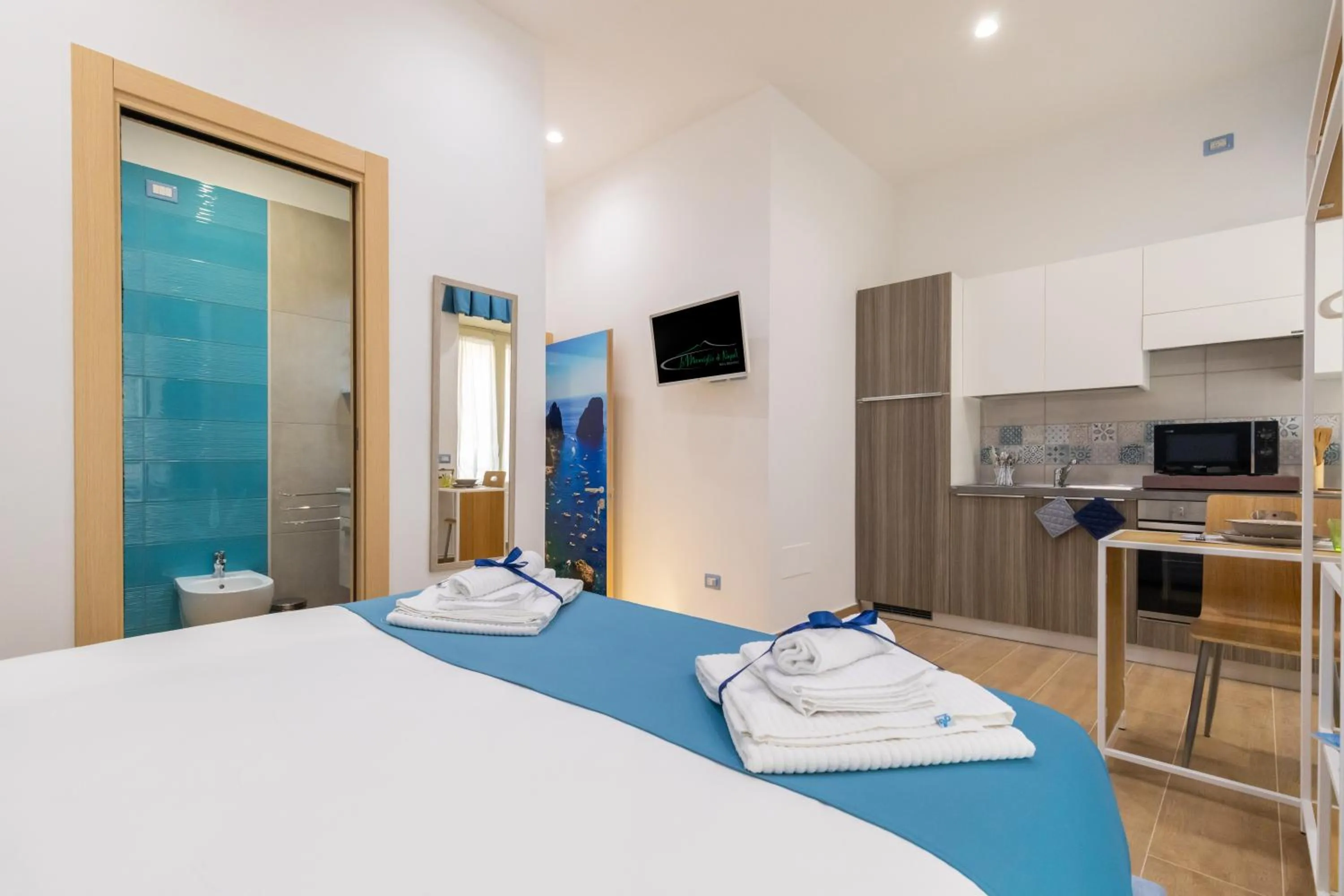 Photo of the whole room, Bed in Le Meraviglie Di Napoli