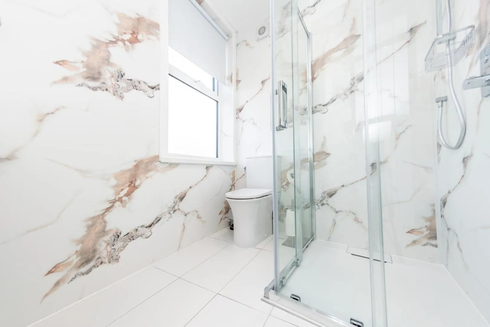 Shower in The Halfway House Inn