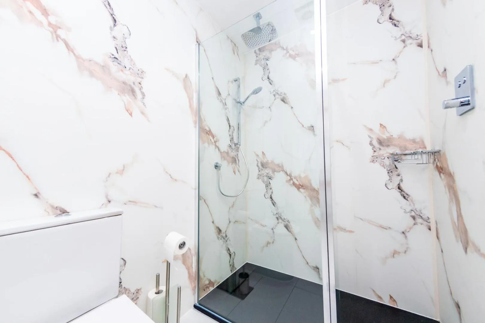 Shower in The Halfway House Inn