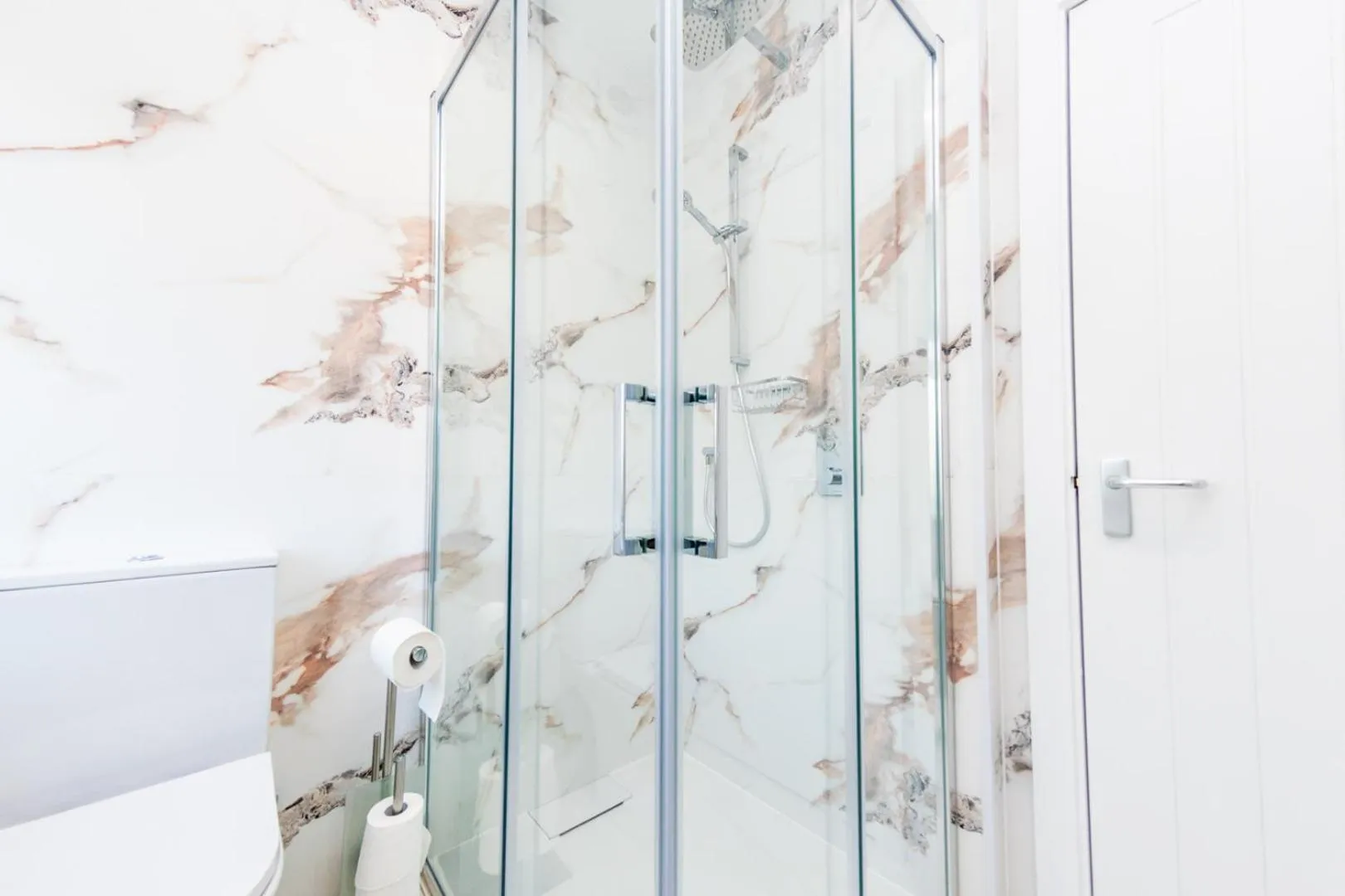 Shower in The Halfway House Inn