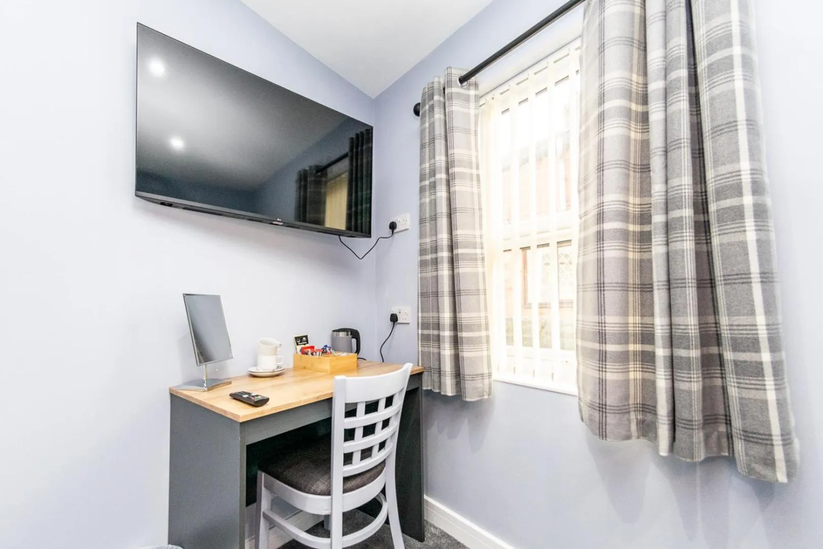 TV and multimedia in The Halfway House Inn