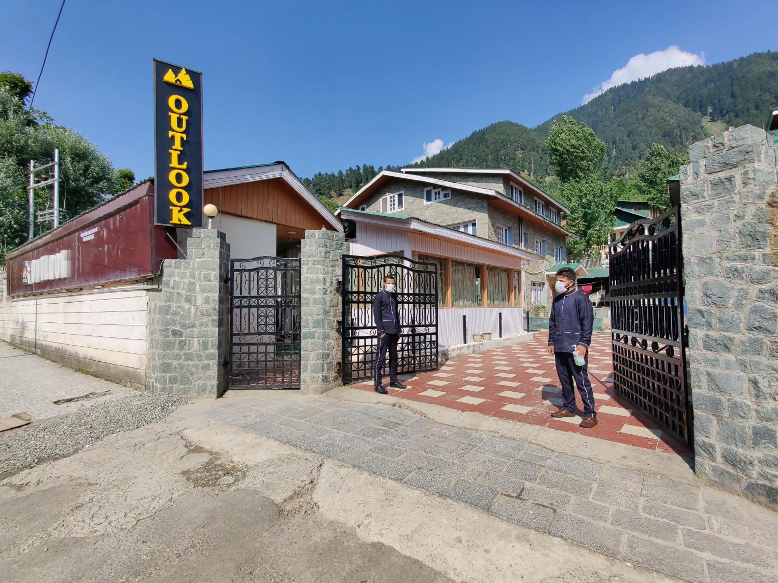 Facade/entrance in Hotel Outlook