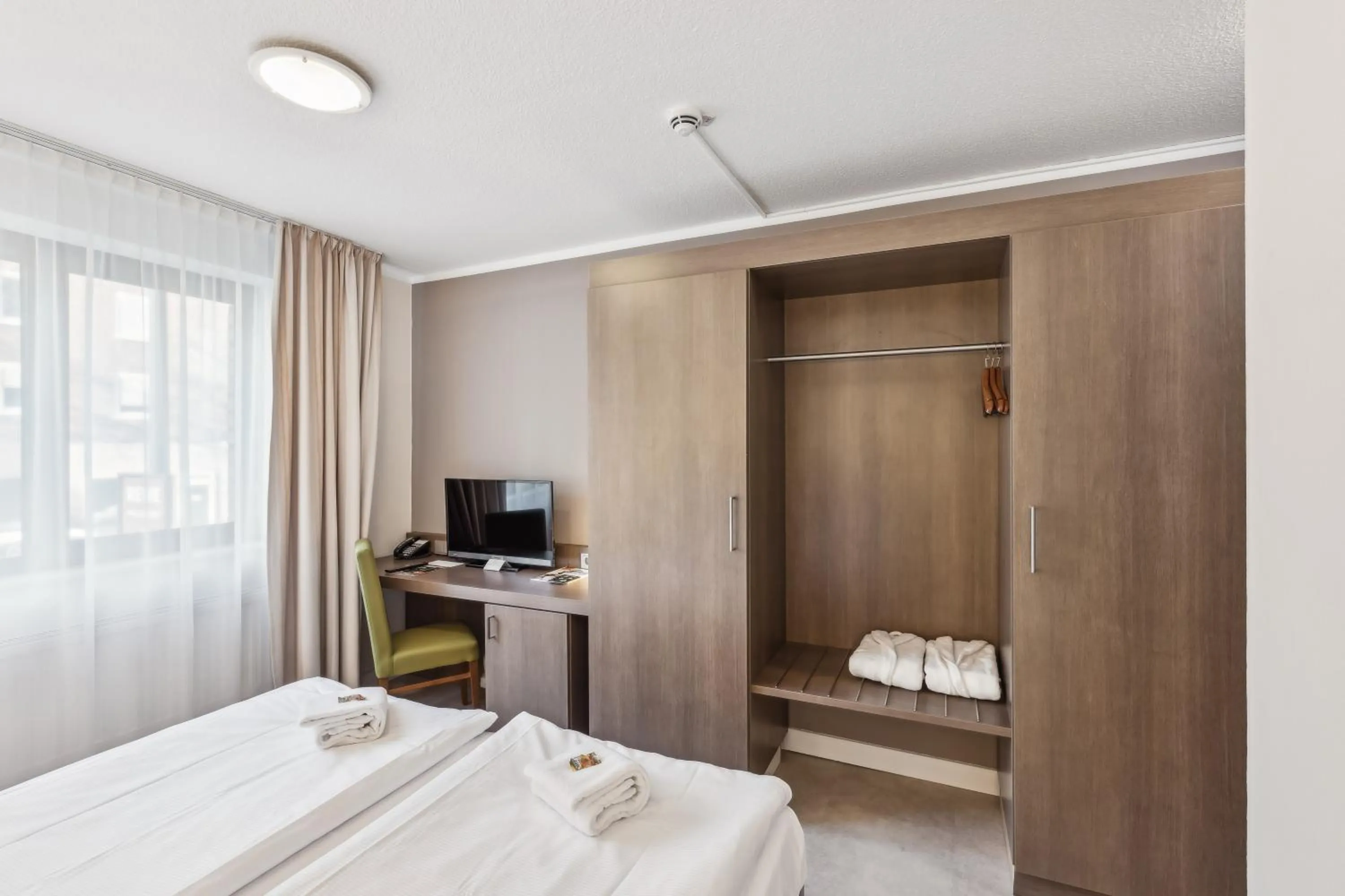 Bedroom, Bed in Cityhotel Amadeus