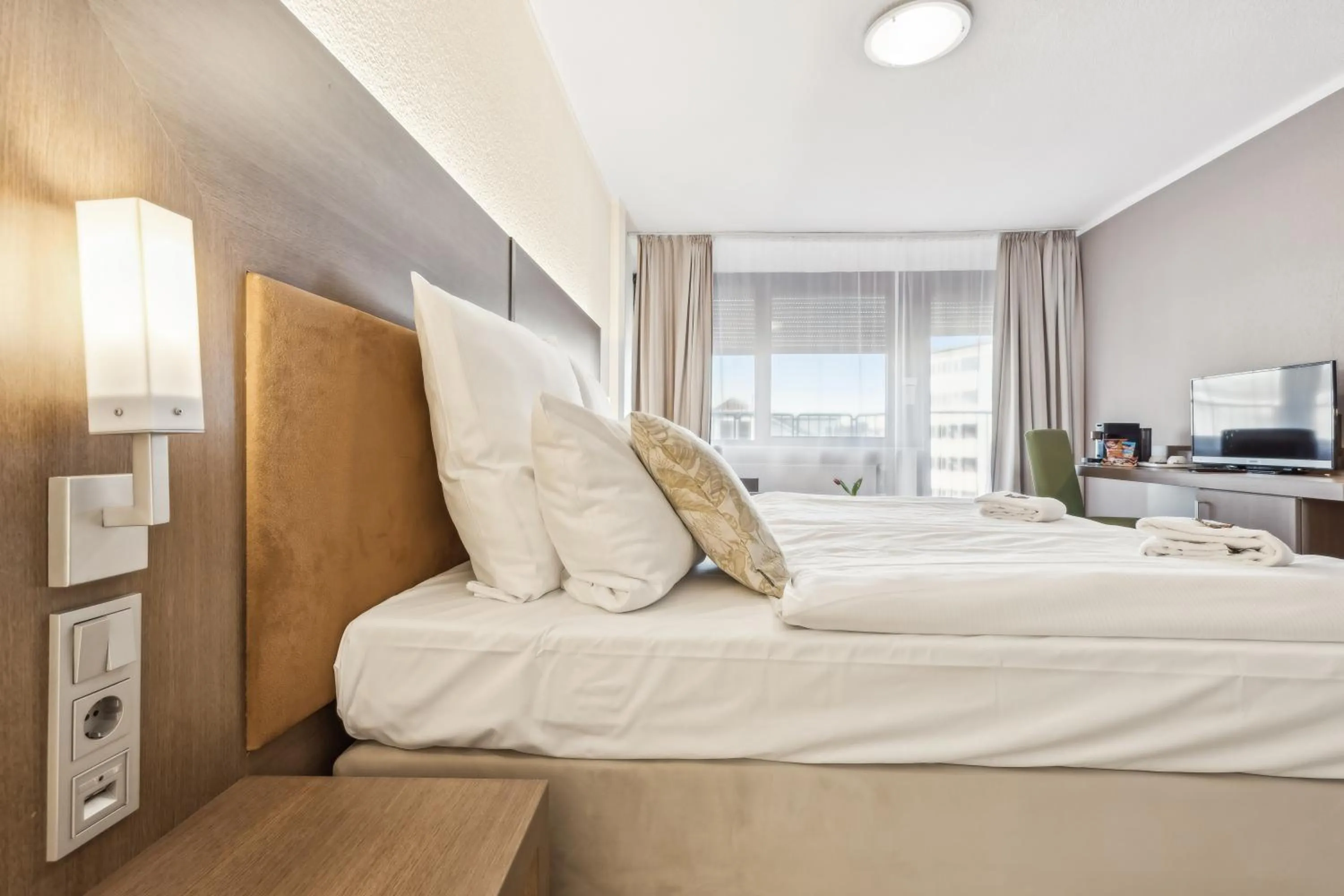 Photo of the whole room, Bed in Cityhotel Amadeus