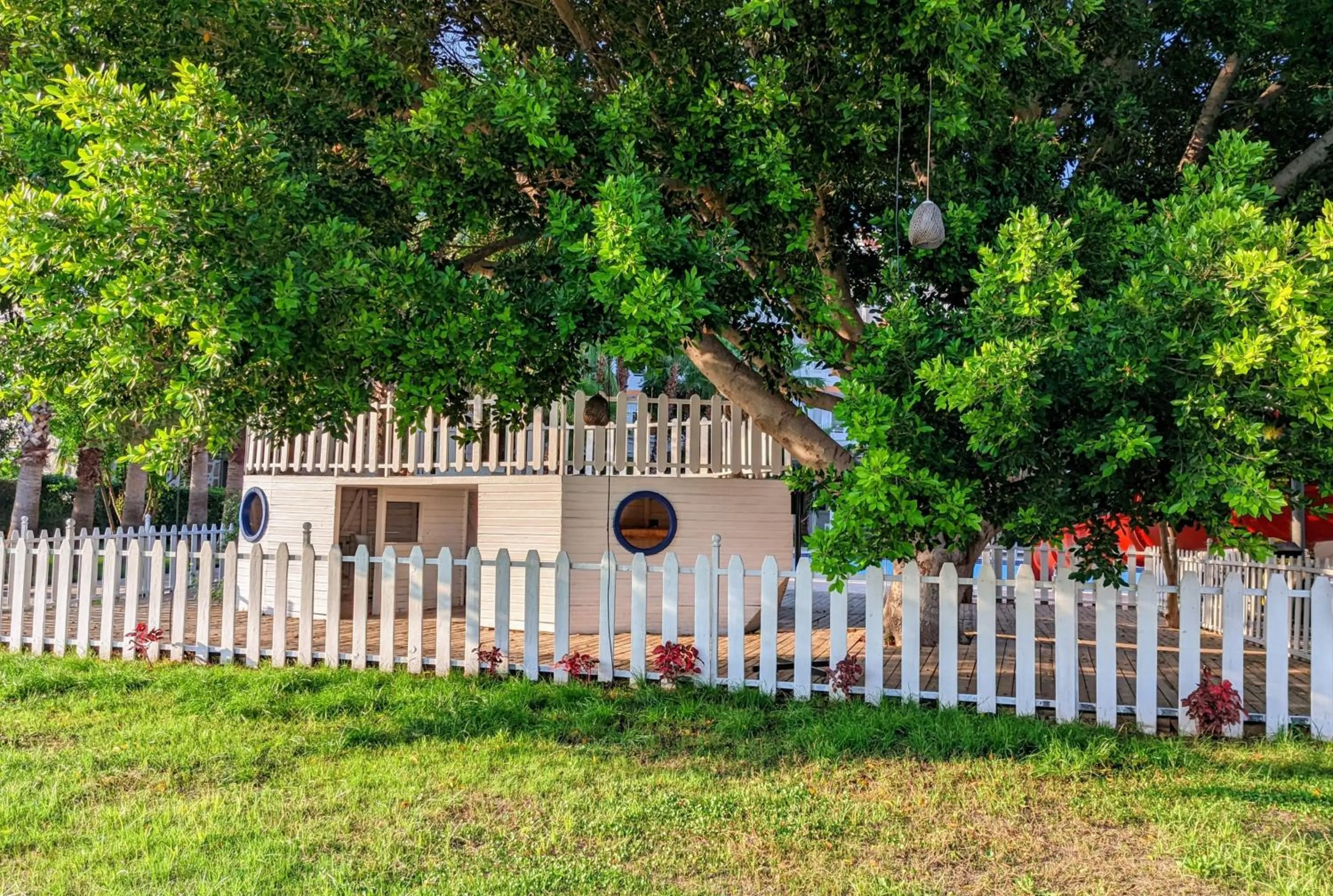 Garden in UK Hotel Kiriş