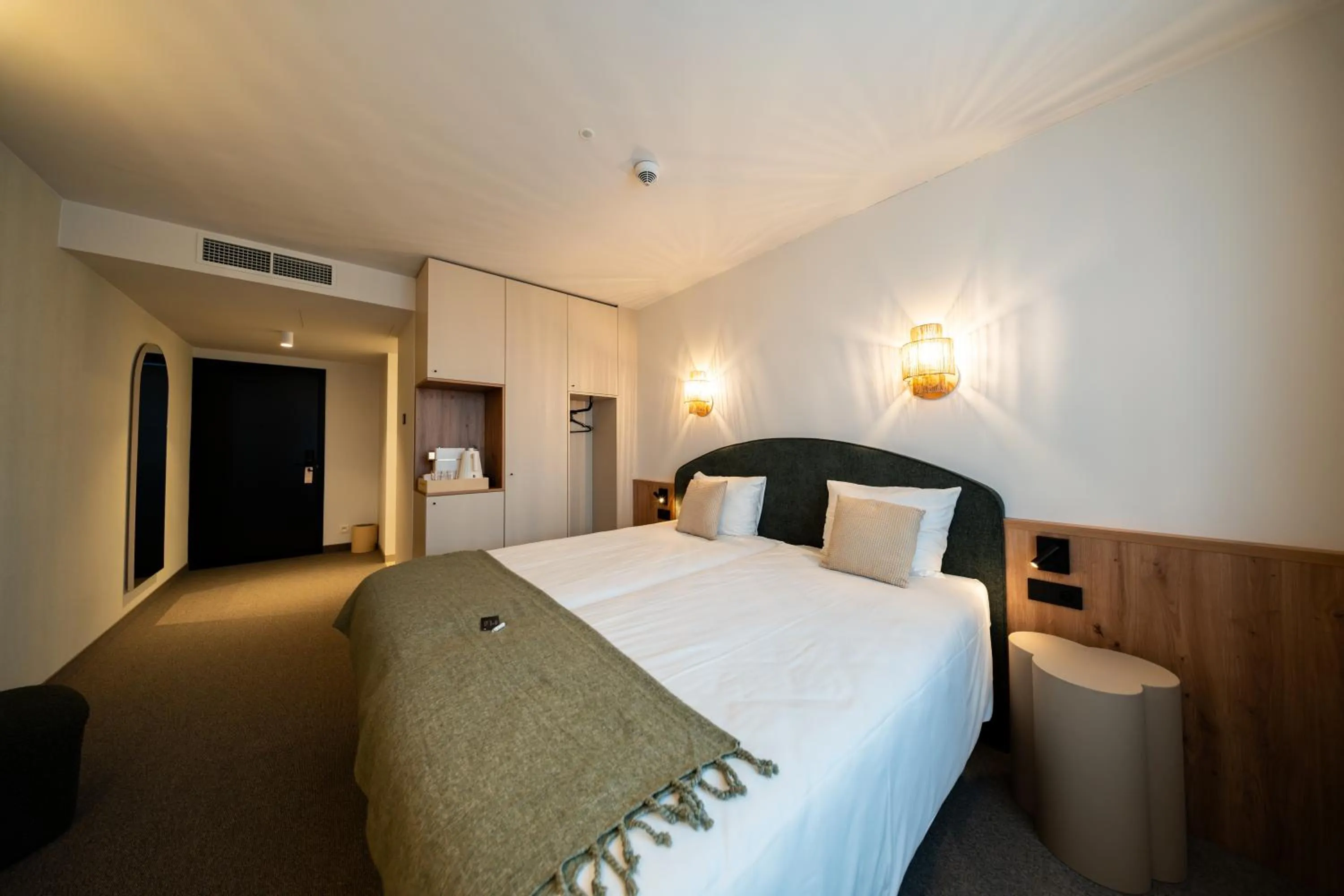 Coffee/tea facilities, Bed in Factory Hotel