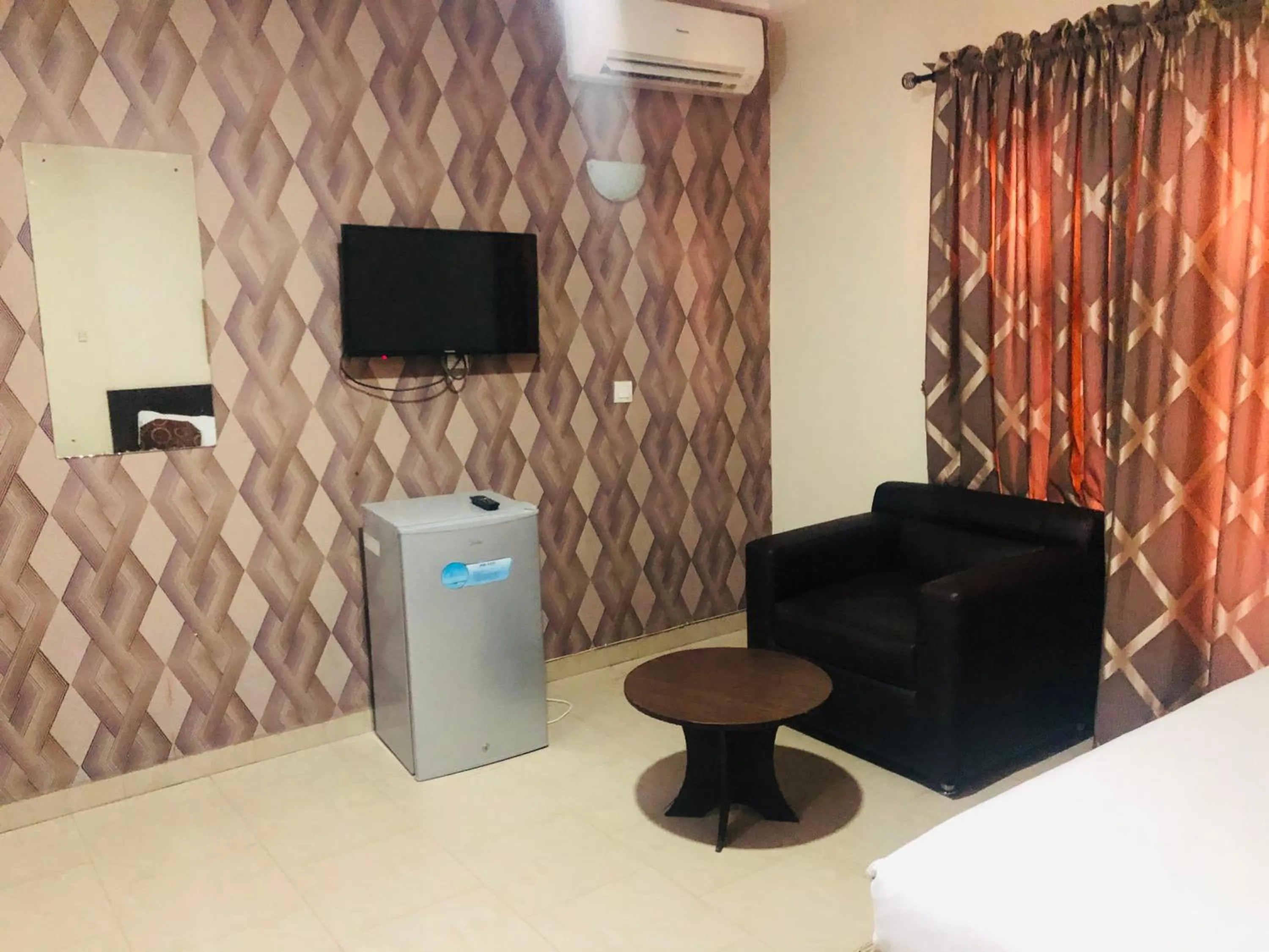 TV and multimedia in Mayors & Diplomats Suites Opebi