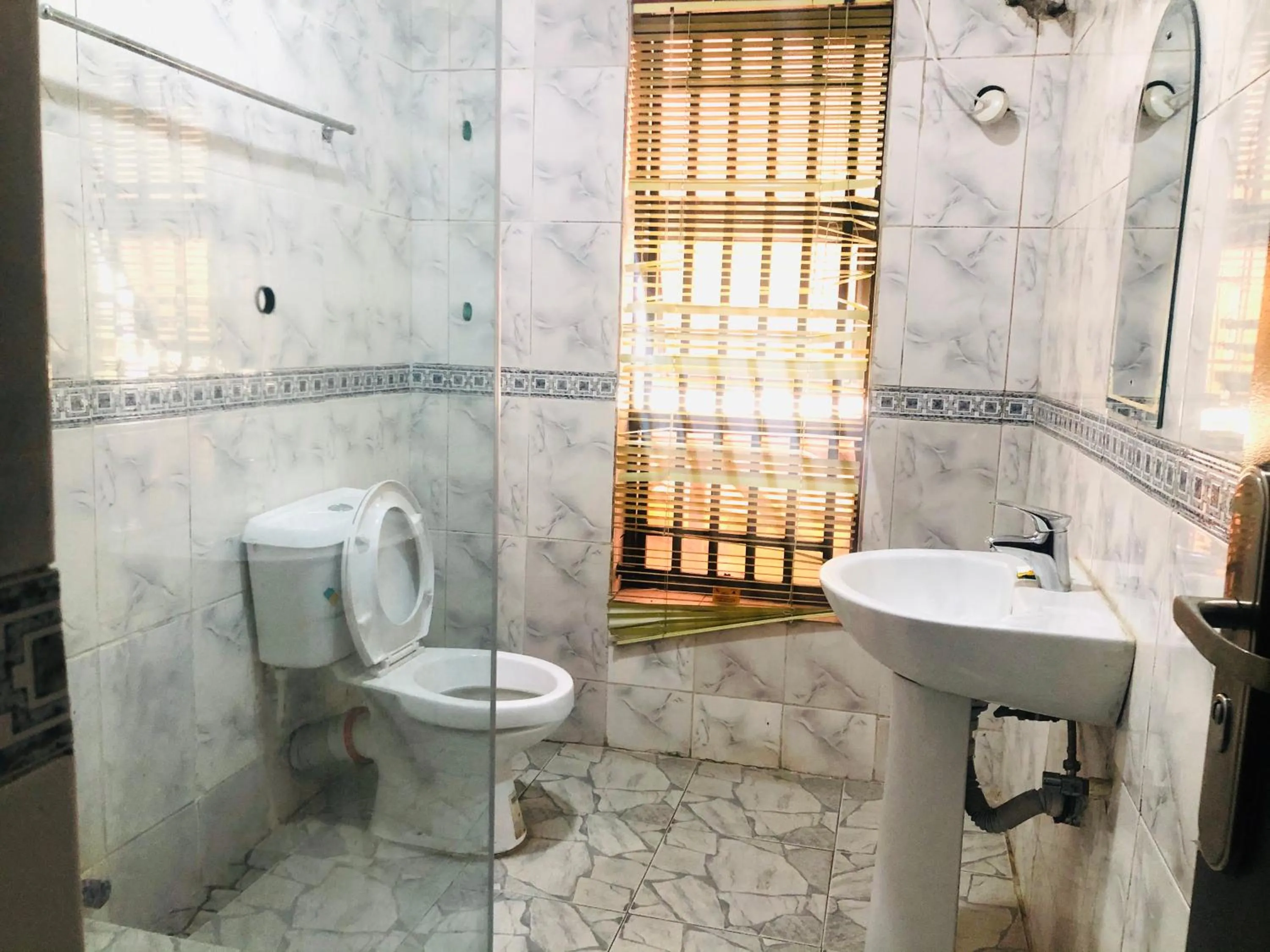 Toilet in Mayors & Diplomats Suites Opebi