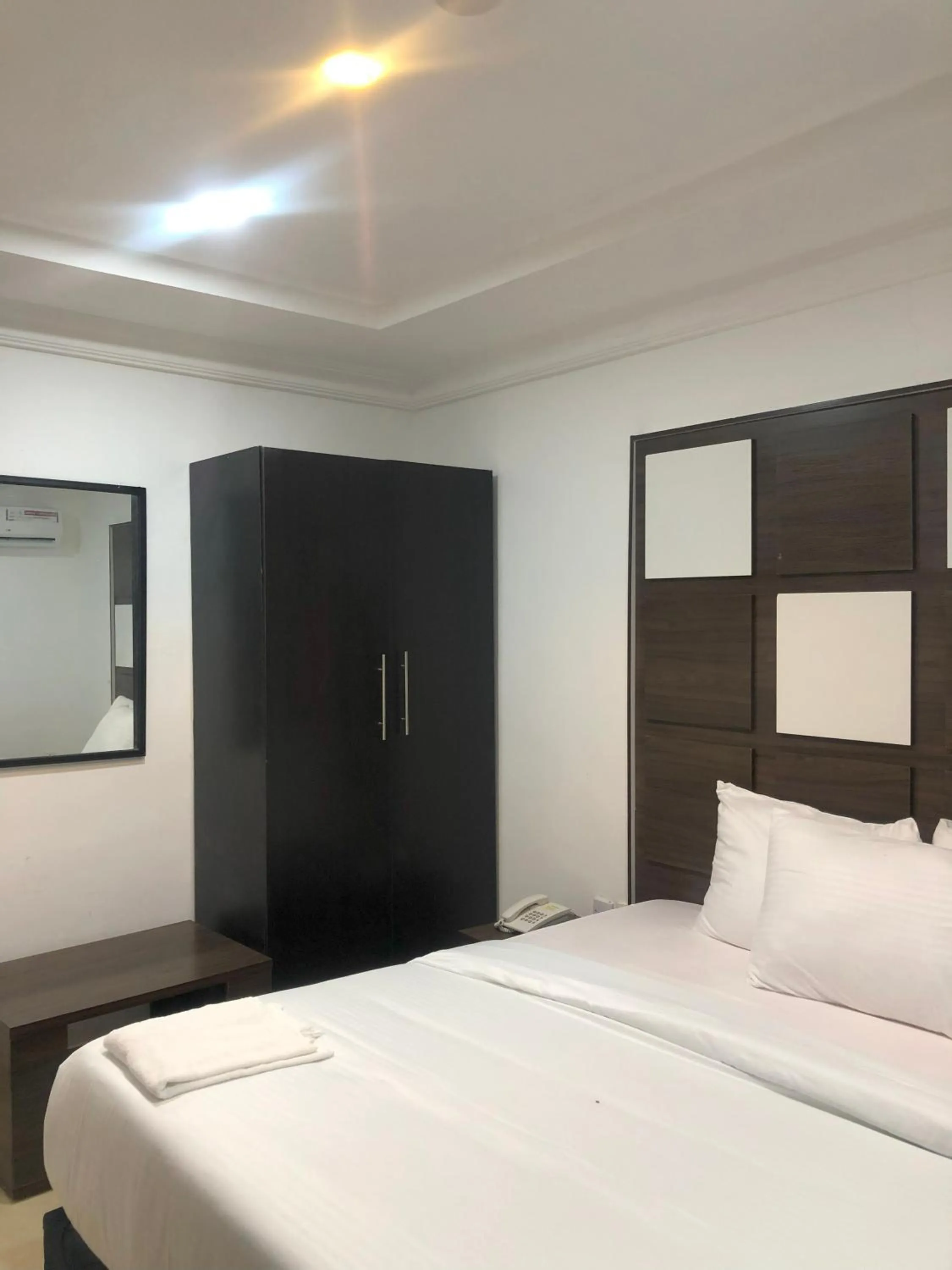 Bed in Mayors & Diplomats Suites Opebi