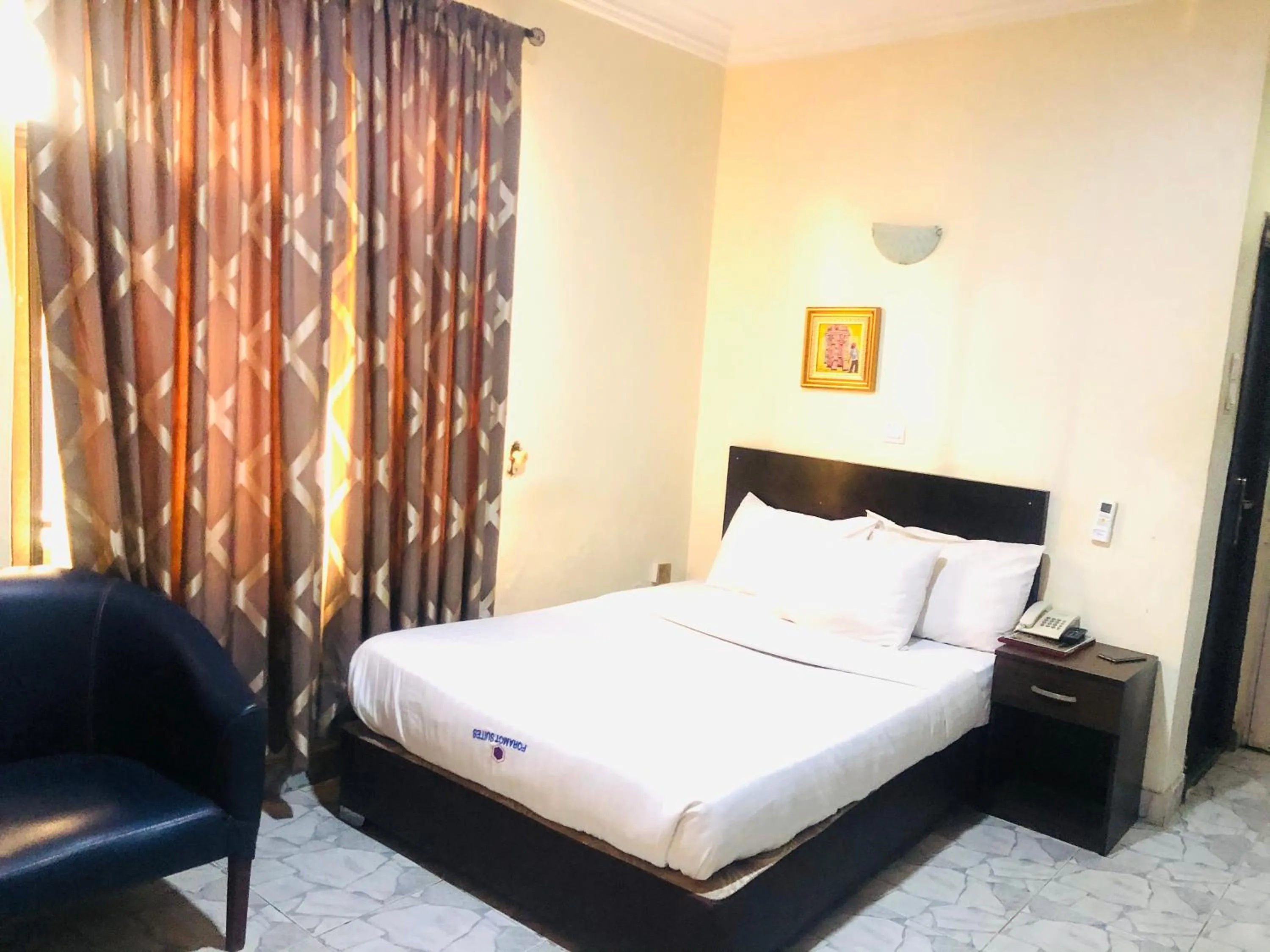 Bed in Mayors & Diplomats Suites Opebi