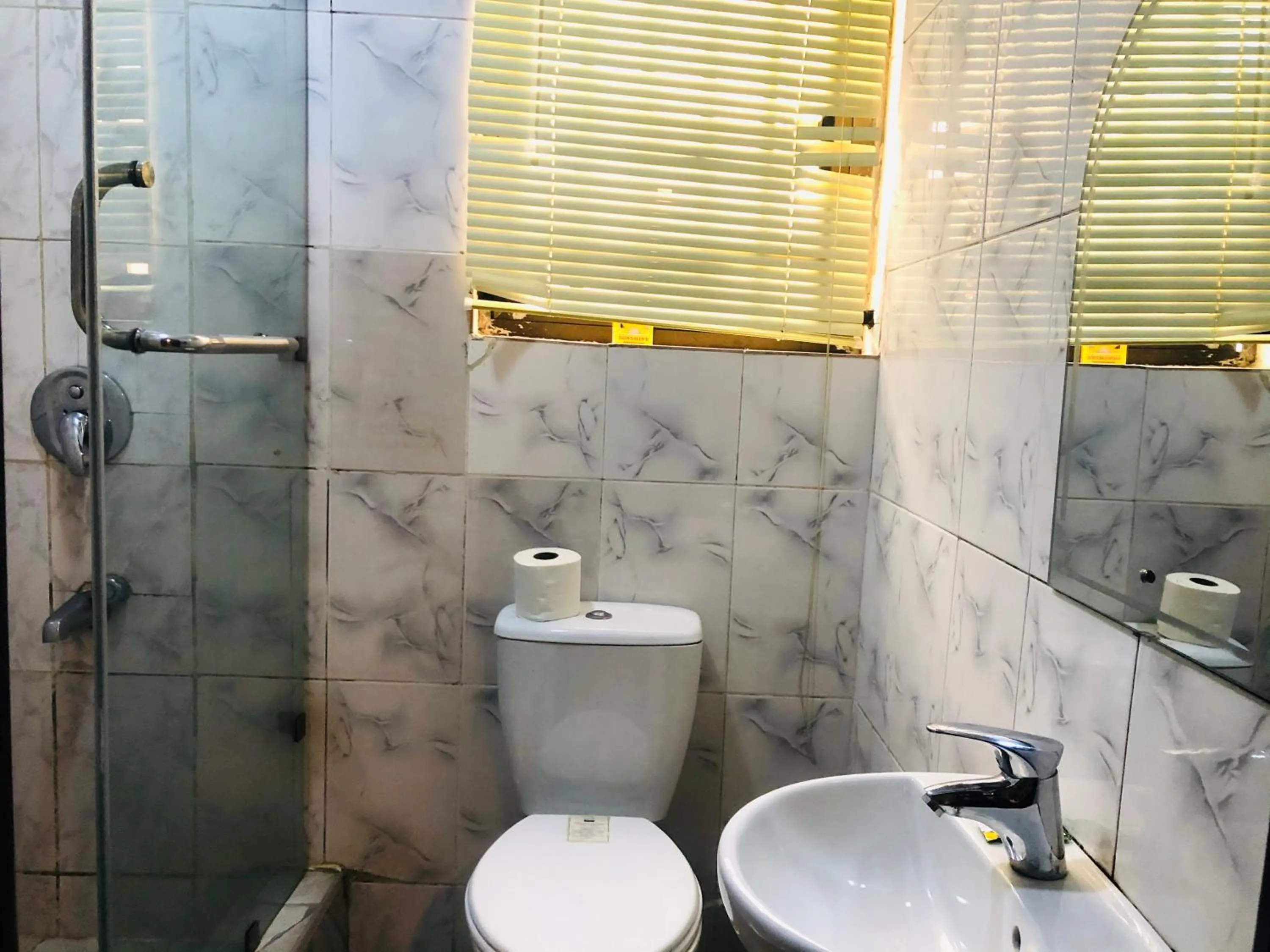 Toilet in Mayors & Diplomats Suites Opebi