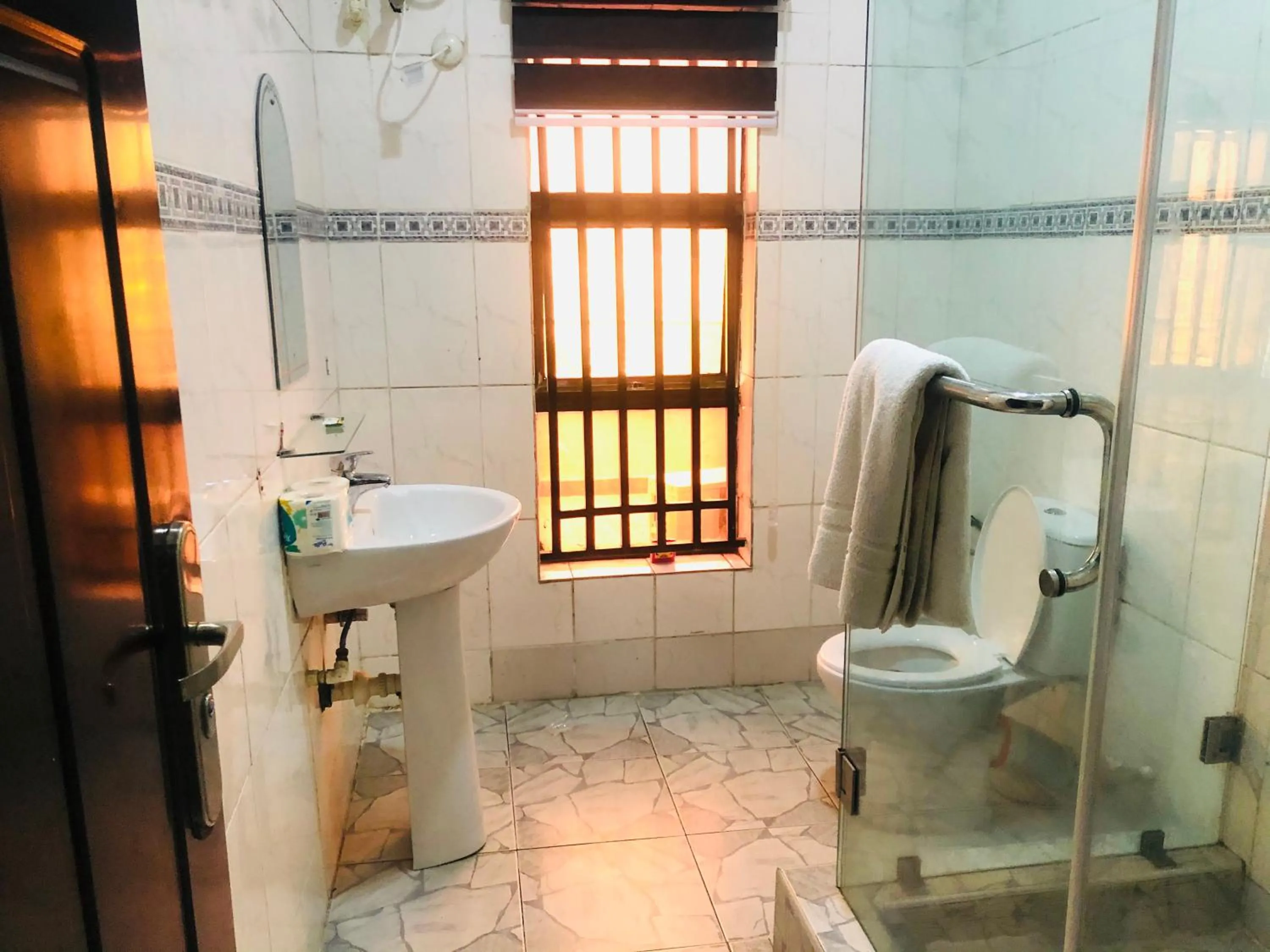 Toilet in Mayors & Diplomats Suites Opebi