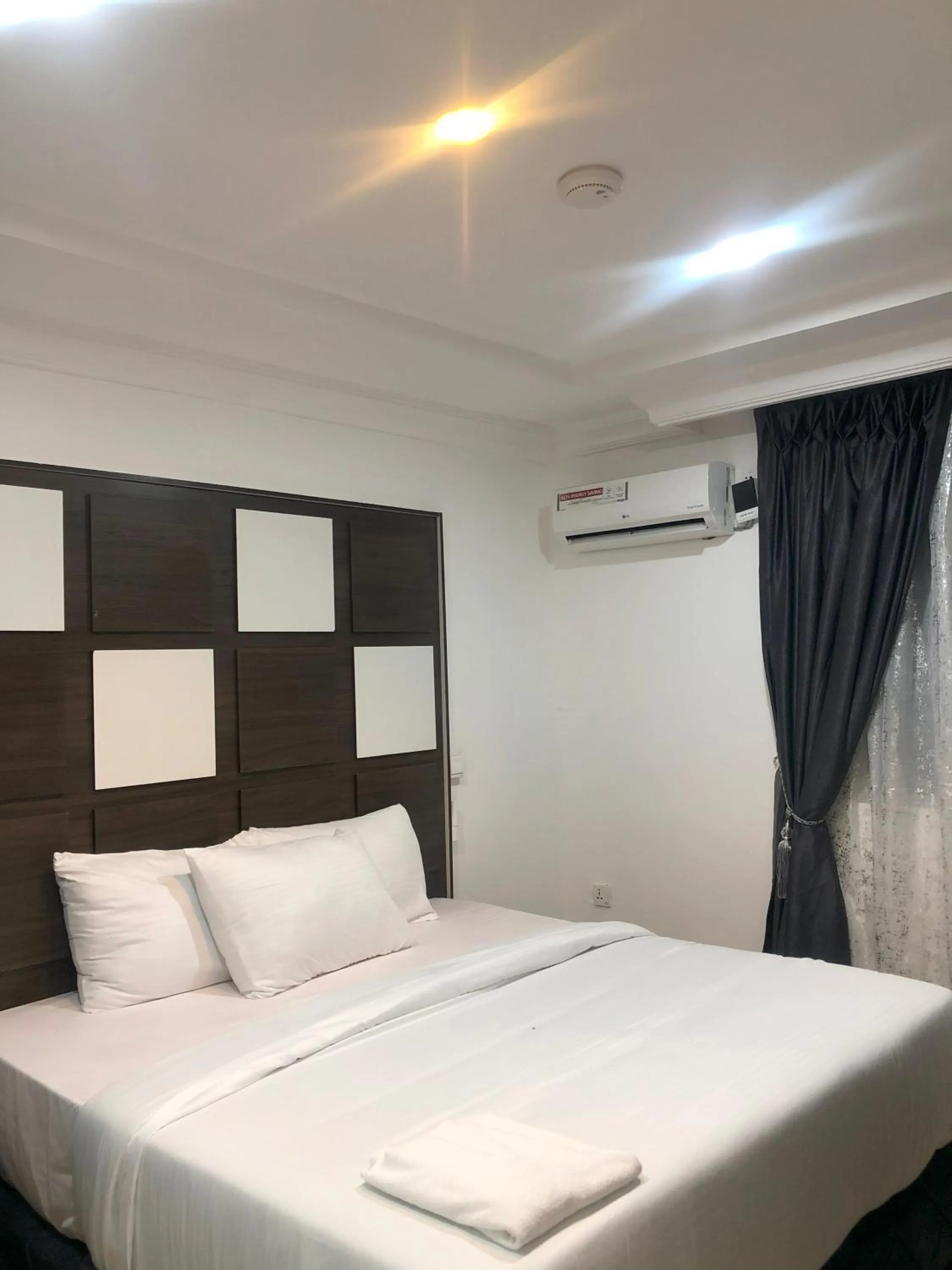 Bed in Mayors & Diplomats Suites Opebi