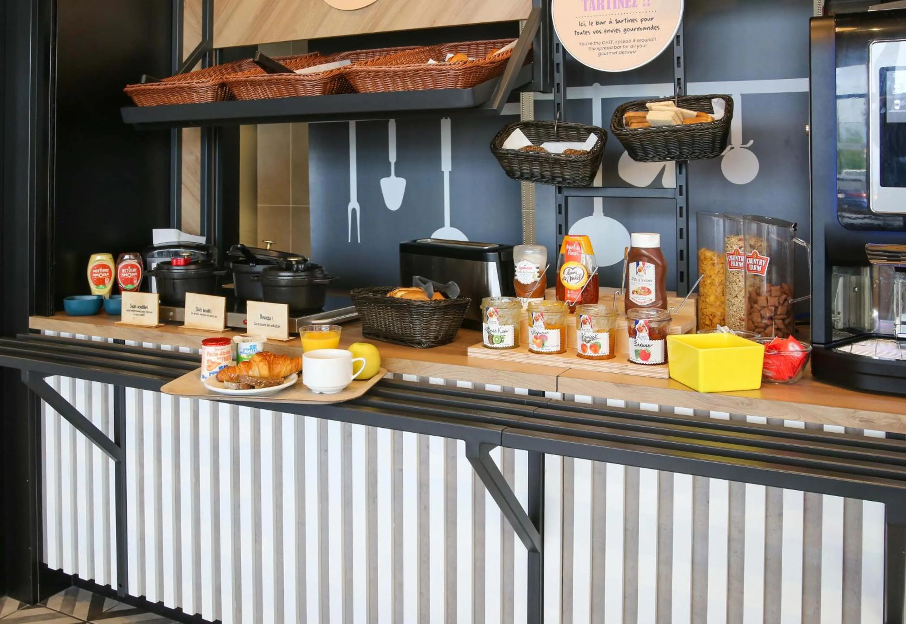 Buffet breakfast in B&B HOTEL Reims Croix Blandin