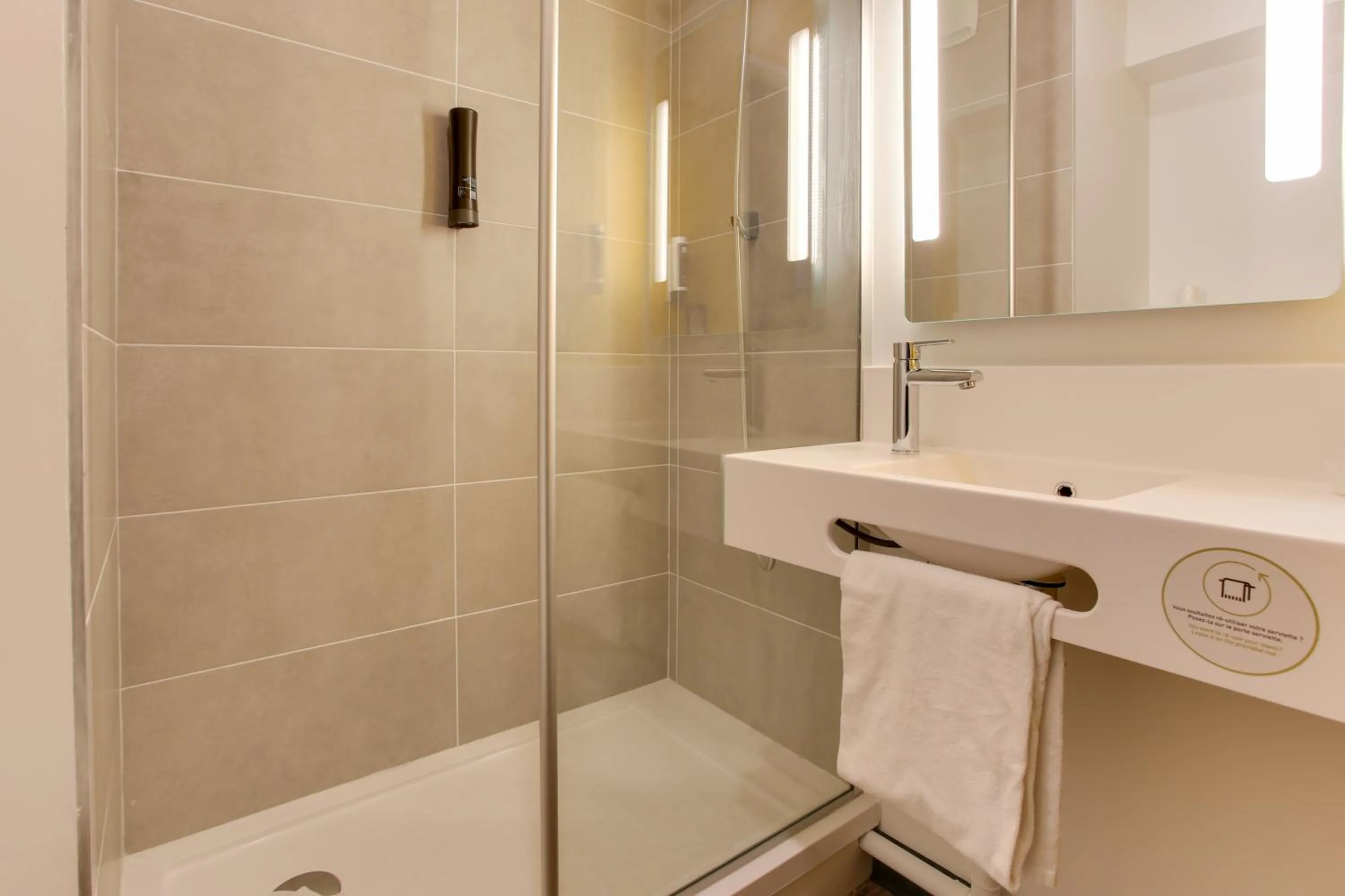 Bathroom in B&B HOTEL Reims Croix Blandin