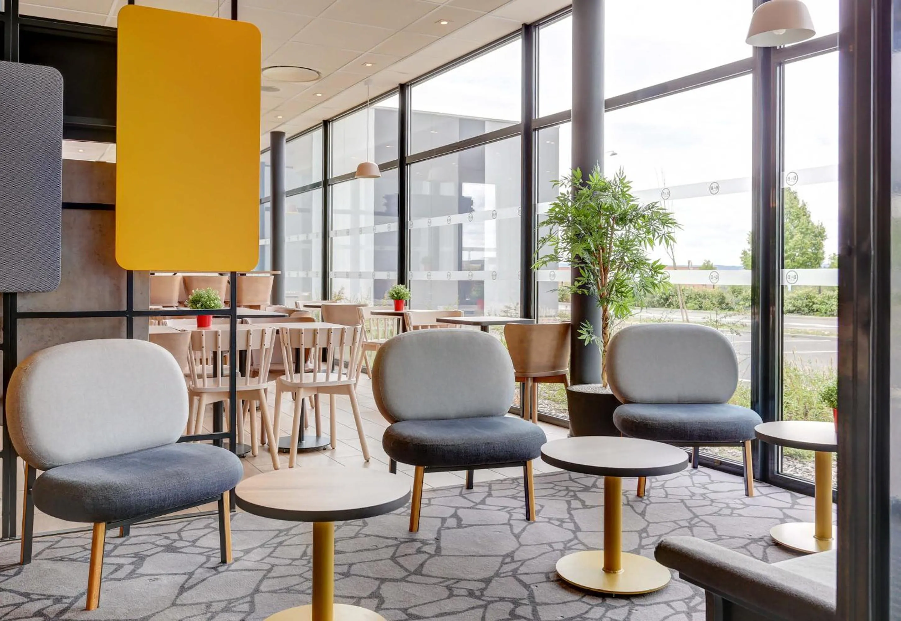 Seating area in B&B HOTEL Reims Croix Blandin