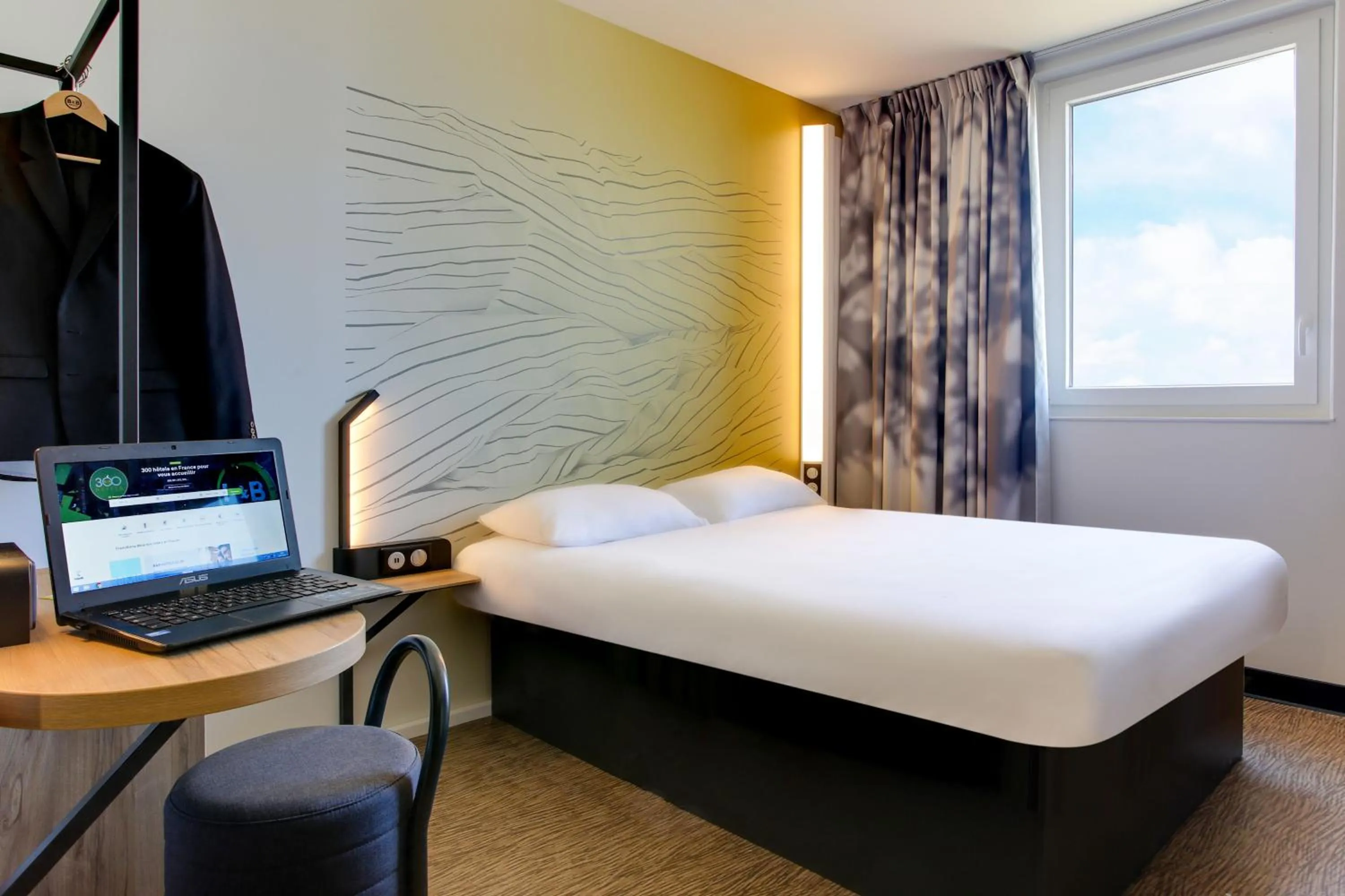 Bedroom, Bed in B&B HOTEL Reims Croix Blandin