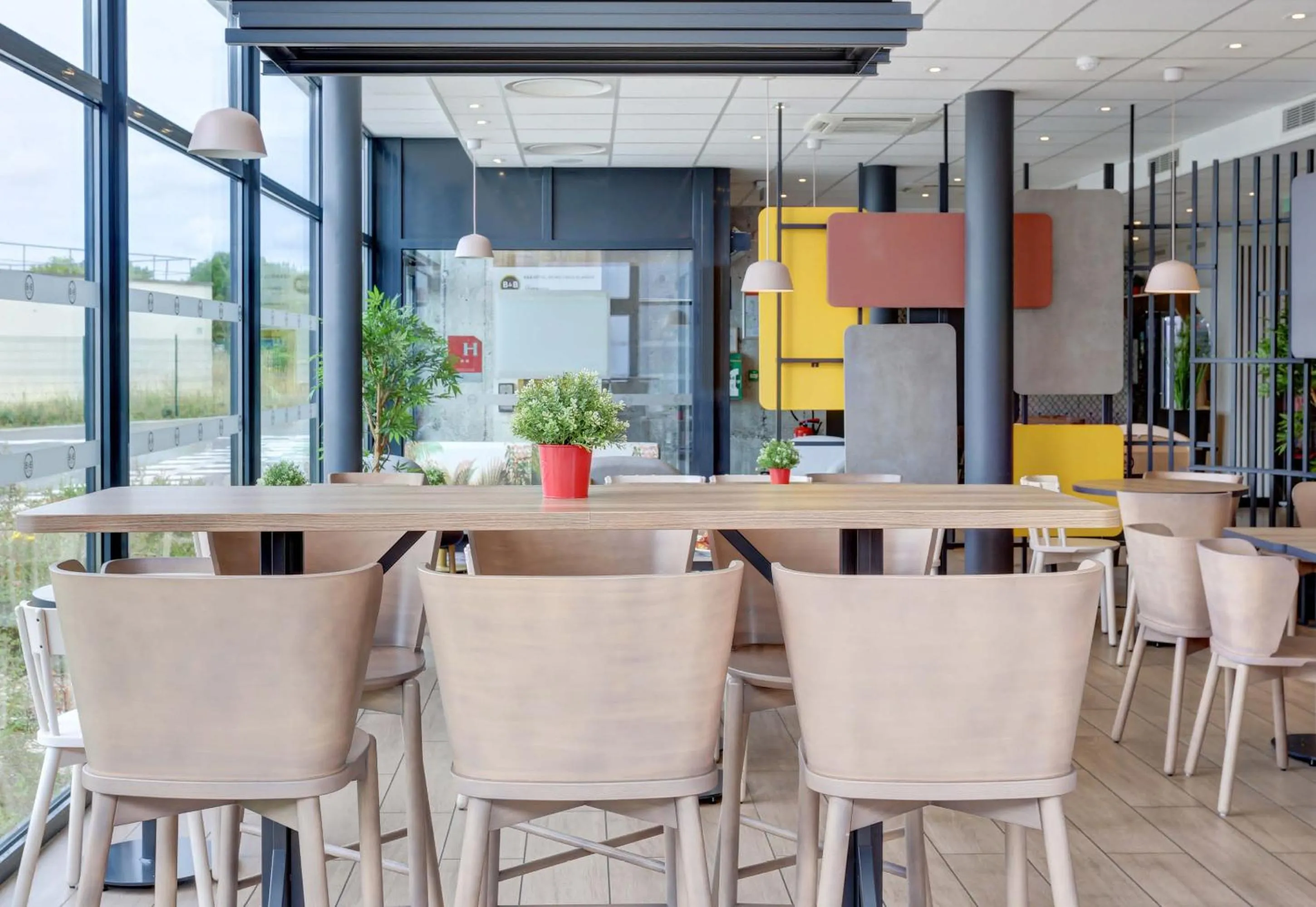 Restaurant/places to eat in B&B HOTEL Reims Croix Blandin