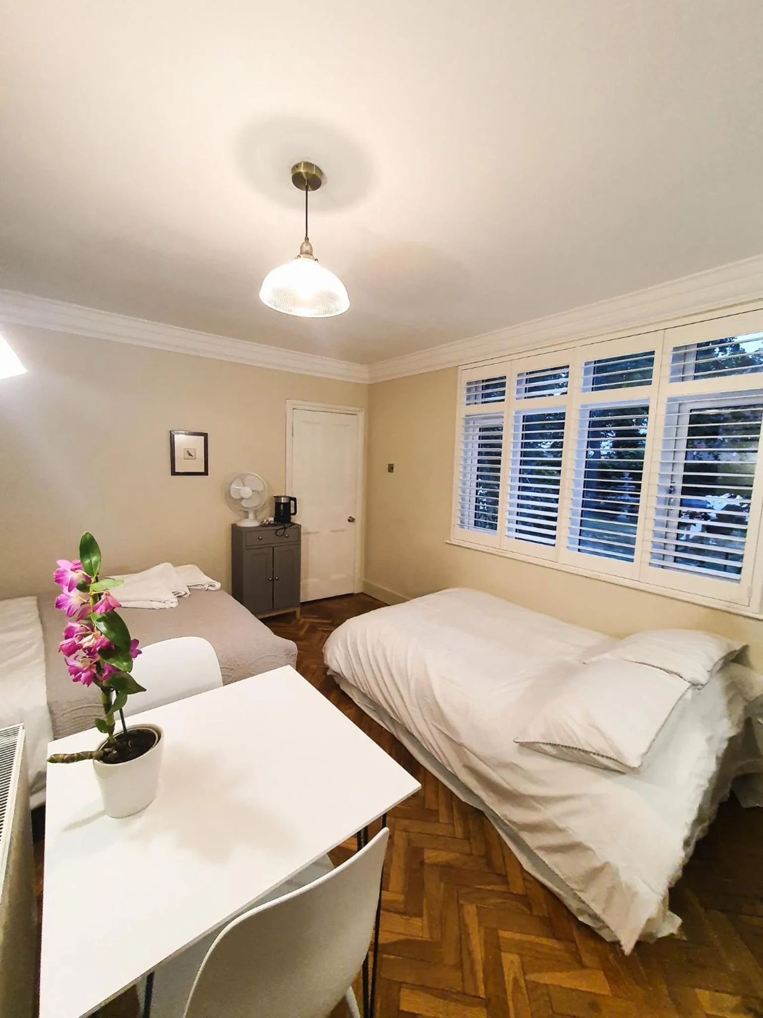 Family, Bed in The Lodge Stanwell