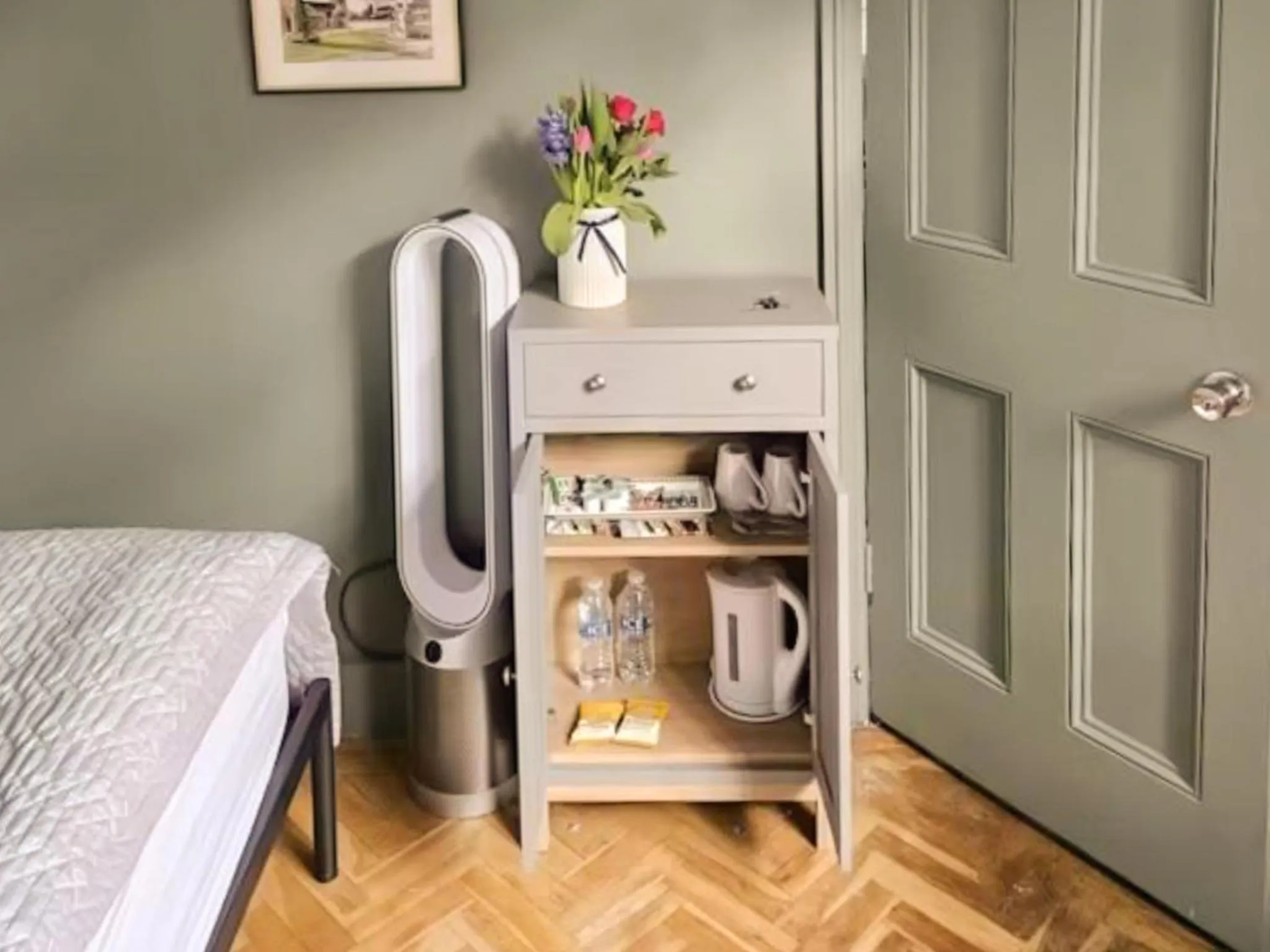 Coffee/tea facilities, Bed in The Lodge Stanwell